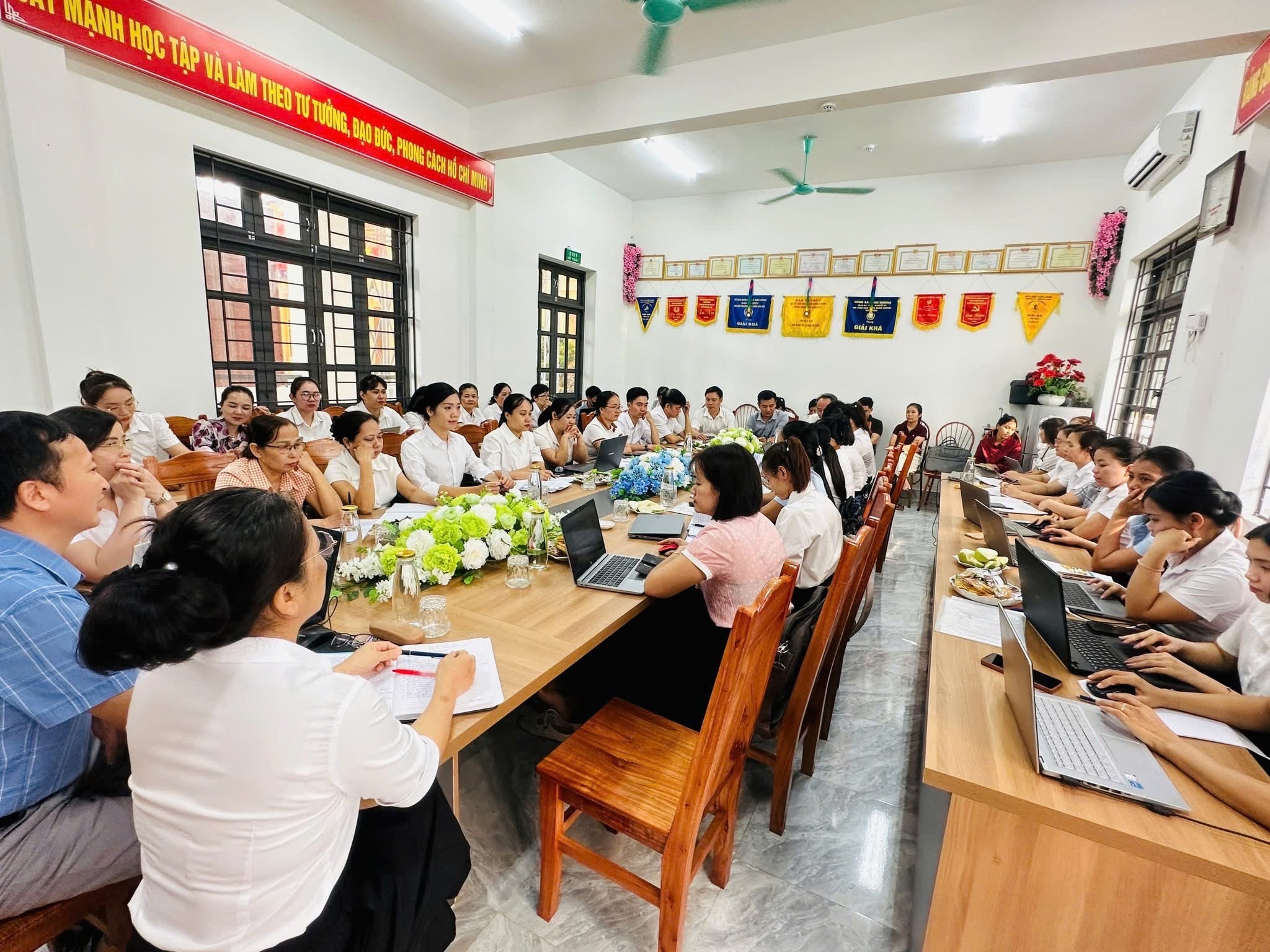 TRƯỜNG TIỂU HỌC BÌNH XA TỔ CHỨC HỘI NGHỊ VIÊN CHỨC VÀ NGƯỜI LAO ĐỘNG NĂM HỌC 2026-2027