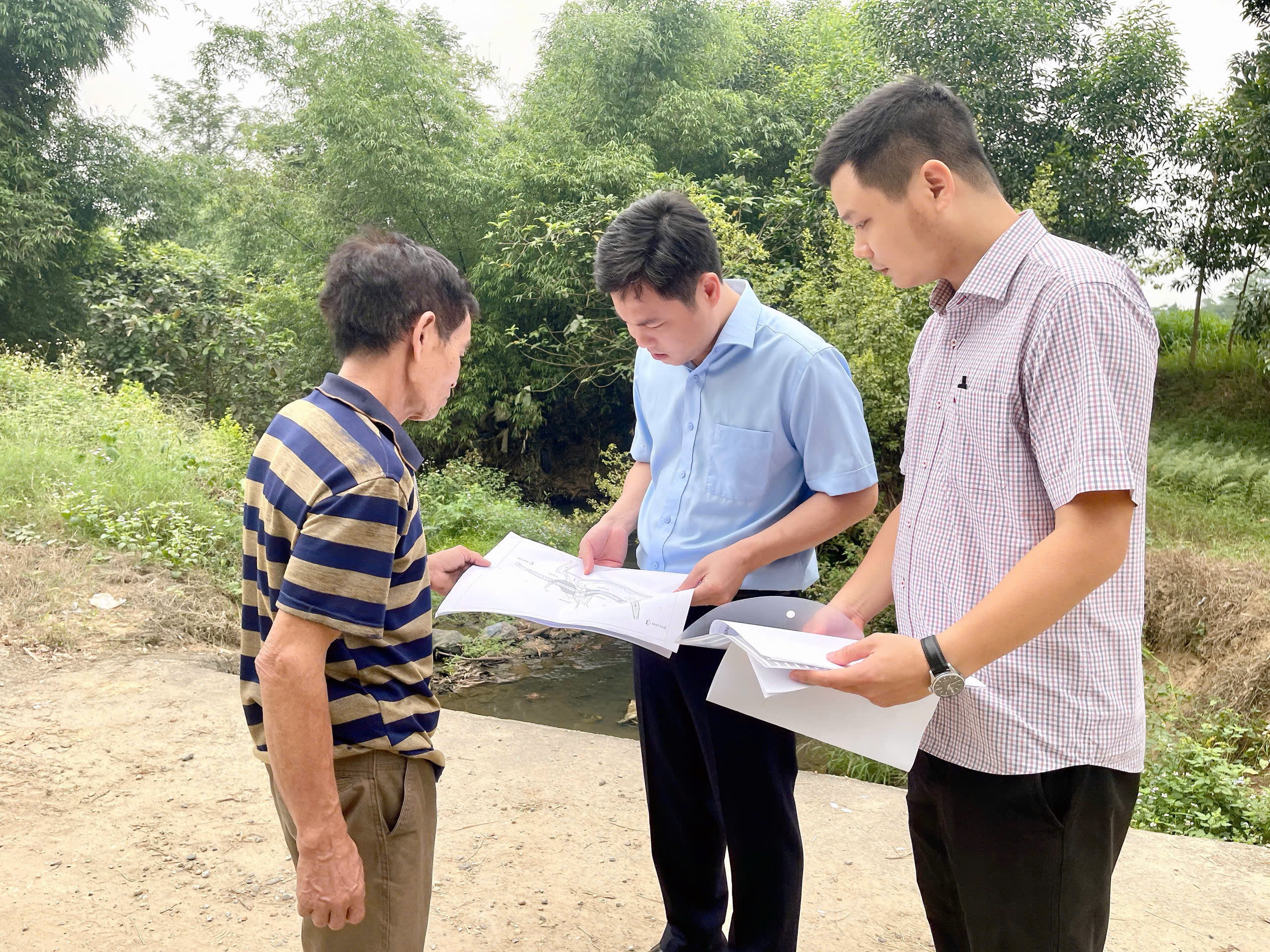 Đồng chí Bí thư Đảng ủy xã khảo sát cầu Bến Gỗ – Tuyến đường huyết mạch của địa phương