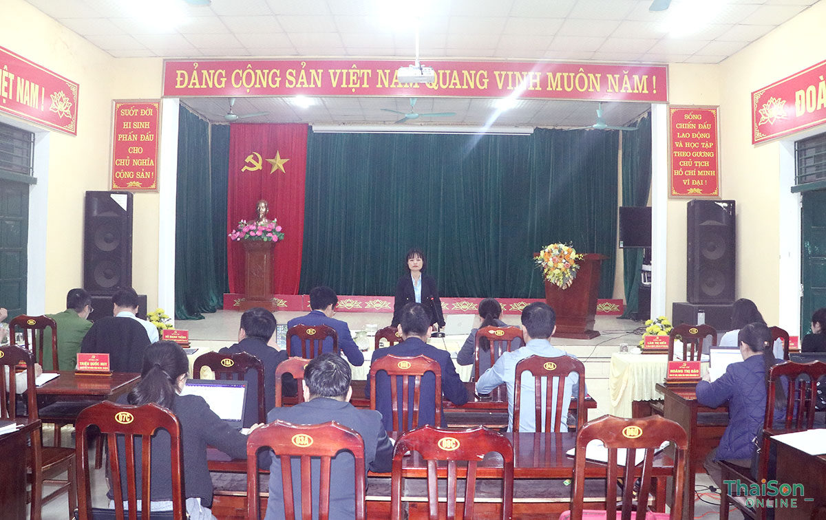 Giao ban giữa Thường trực Đảng ủy với Thường trực Hội đồng nhân dân và Ủy ban nhân dân xã