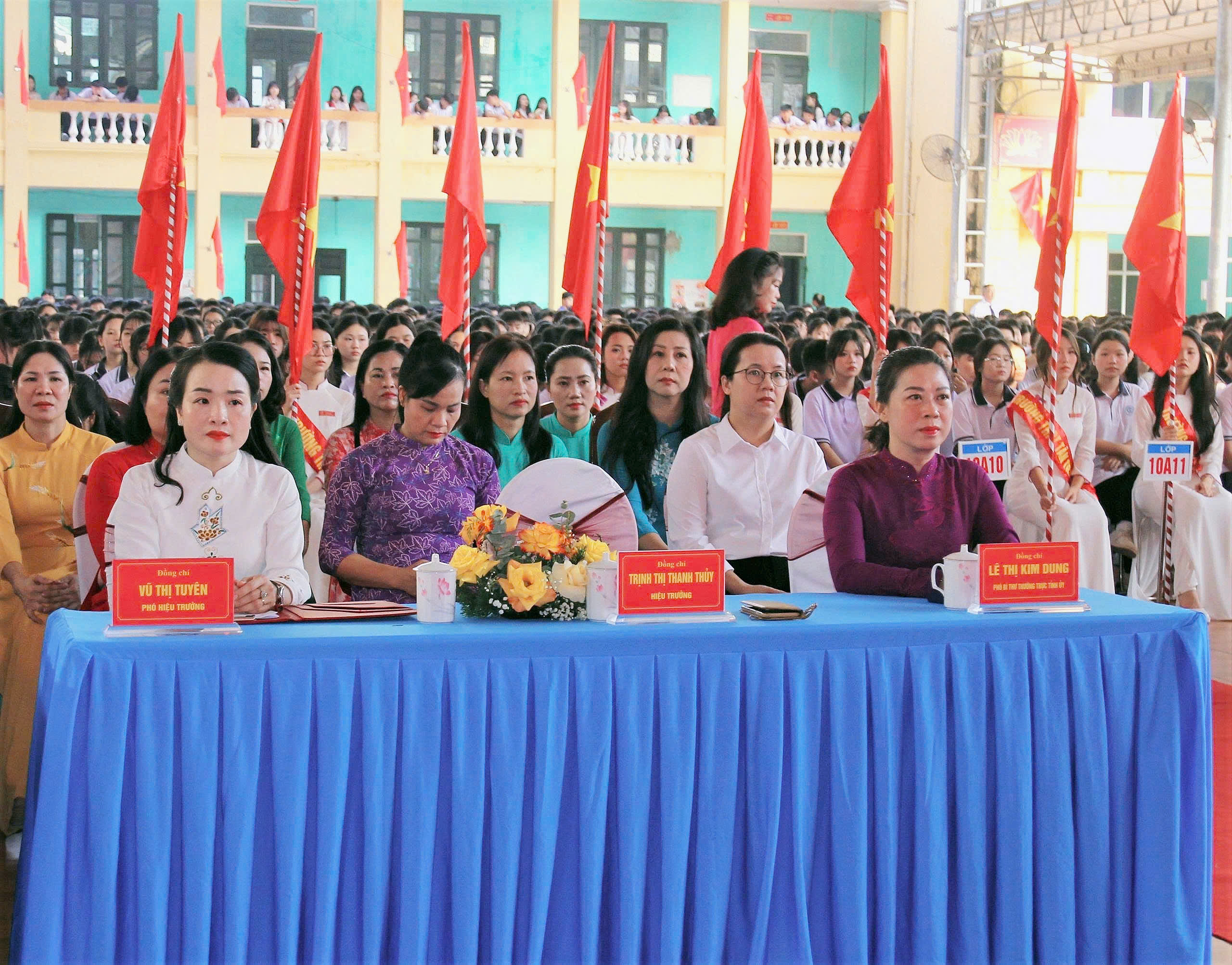Đồng chí Lê Thị Kim Dung, Phó Bí thư Thường trực Tỉnh ủy dự Lễ khai giảng năm học mới tại trường THPT Tân Trào