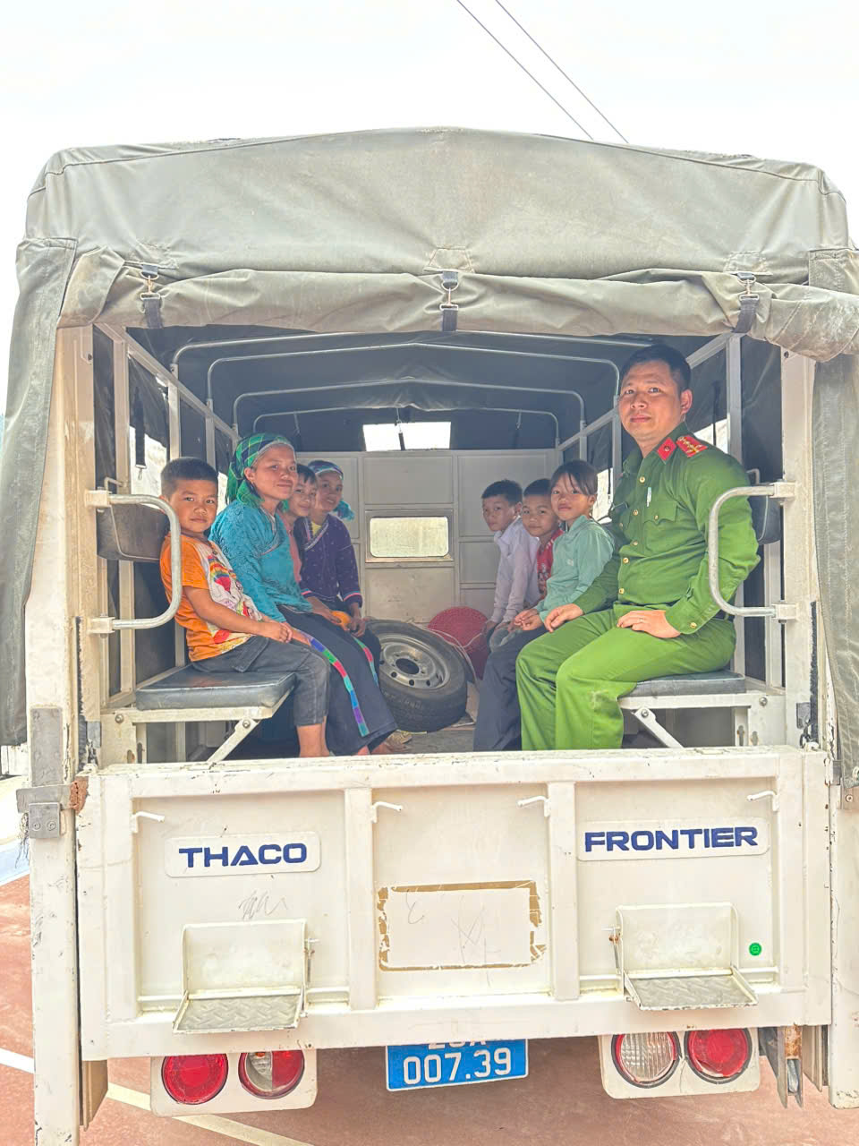 CÔNG AN XÃ PỜ LY NGÀI ĐƯA ĐÓN TRẺ EM LÀM CĂN CƯỚC DỊP NGHỈ LỄ 30/4 - 01/5