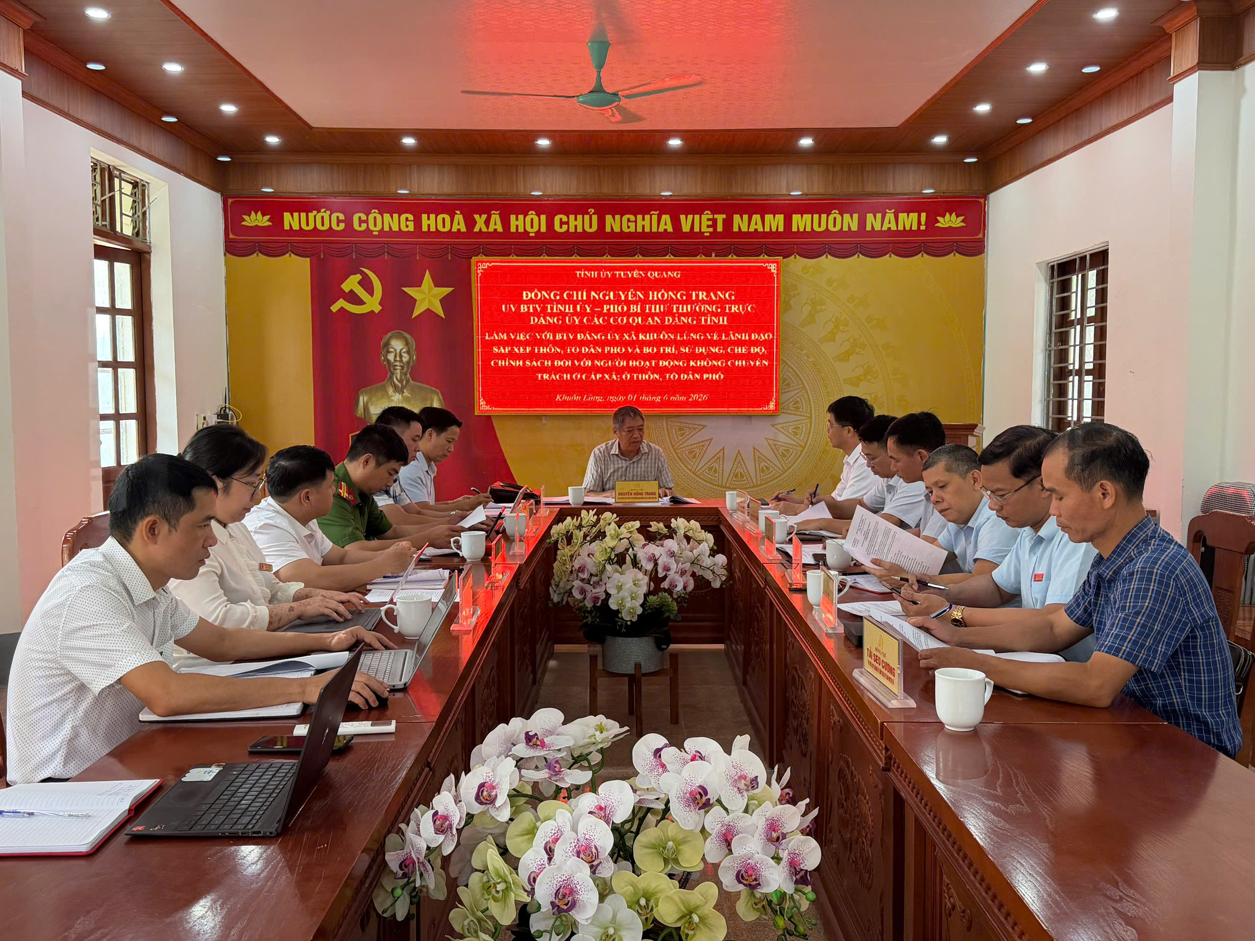 ĐỒNG CHÍ NGUYỄN HỒNG TRANG LÀM VIỆC VỚI BAN THƯỜNG VỤ ĐẢNG ỦY XÃ KHUÔN LÙNG VỀ CÔNG TÁC SẮP XẾP THÔN, TỔ DÂN PHỐ