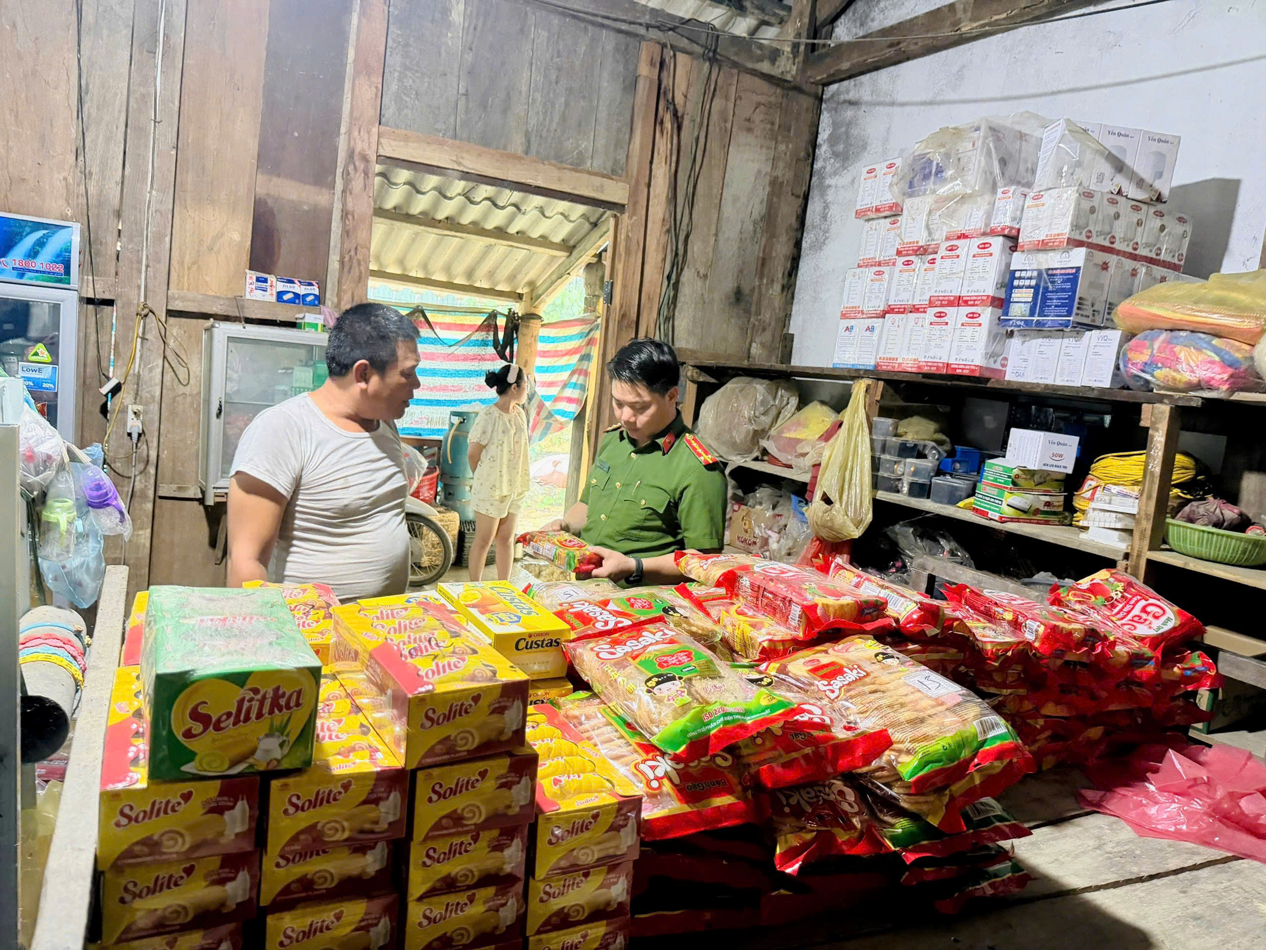 KIỂM TRA VIỆC CHẤP HÀNH QUY ĐỊNH CỦA PHÁP LUẬT TRONG HOẠT ĐỘNG KINH DOANH THỰC PHẨM TRÊN ĐỊA BÀN