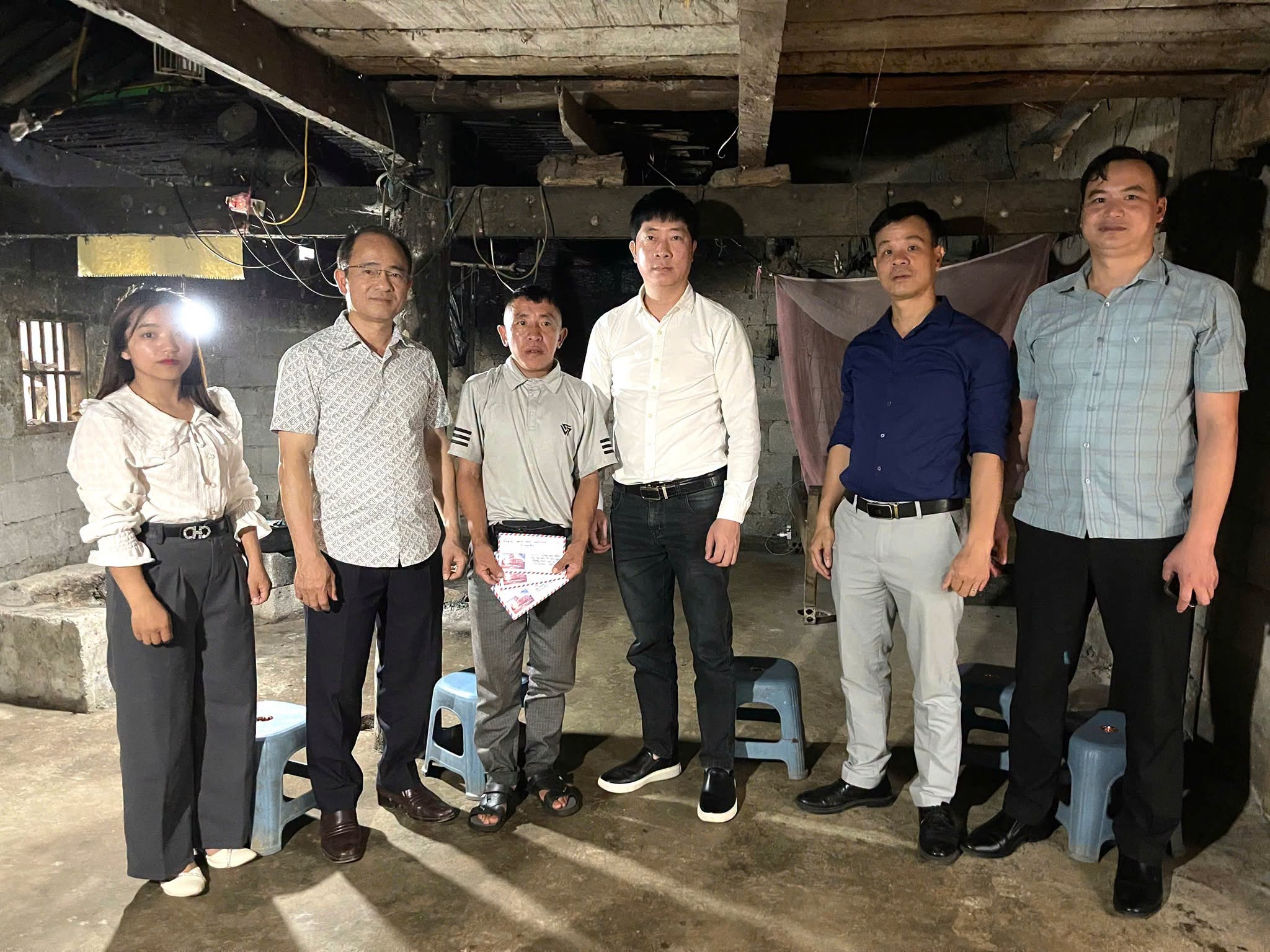 LÃNH ĐẠO XÃ LŨNG PHÌN THĂM, TẶNG QUÀ GIA ĐÌNH NGƯỜI CÓ CÔNG VỚI CÁCH MẠNG NHÂN DỊP 27/7