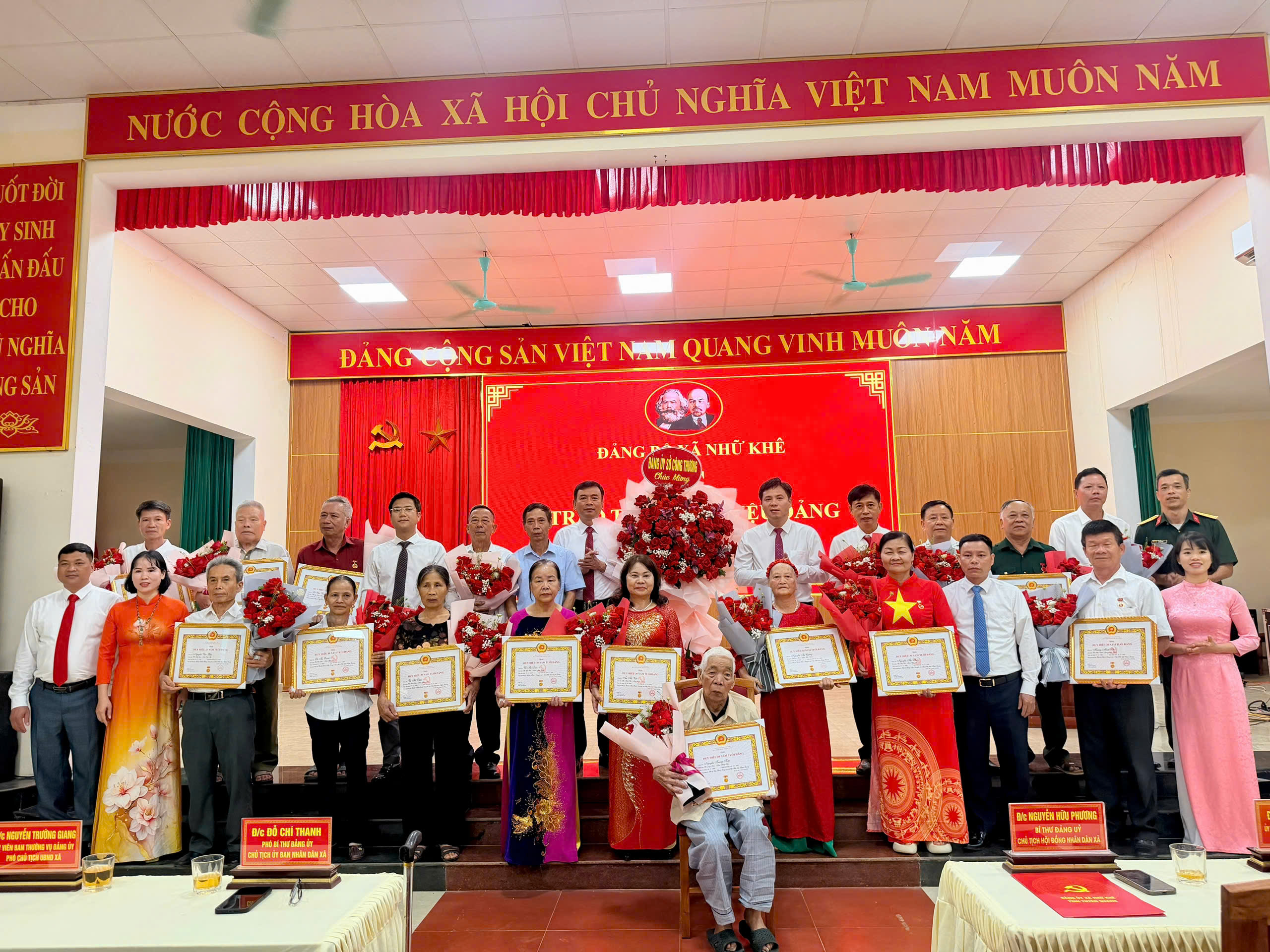 Đảng bộ xã Nhữ Khê trao Huy hiệu Đảng cho 18 đảng viên dịp 19/5