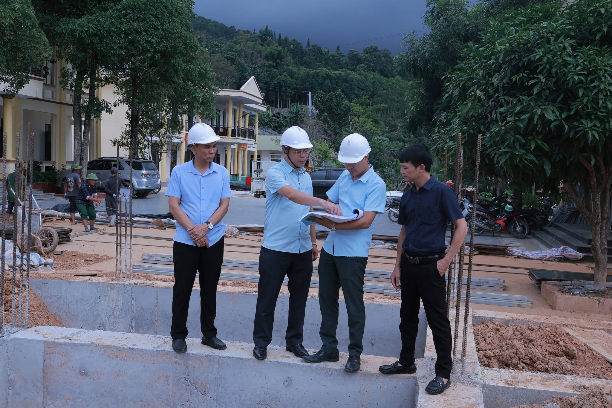 BÍ THƯ ĐẢNG ỦY, CHỦ TỊCH HĐND XÃ KIỂM TRA TIẾN ĐỘ XÂY DỰNG TRỤ SỞ UBND XÃ TRUNG THỊNH