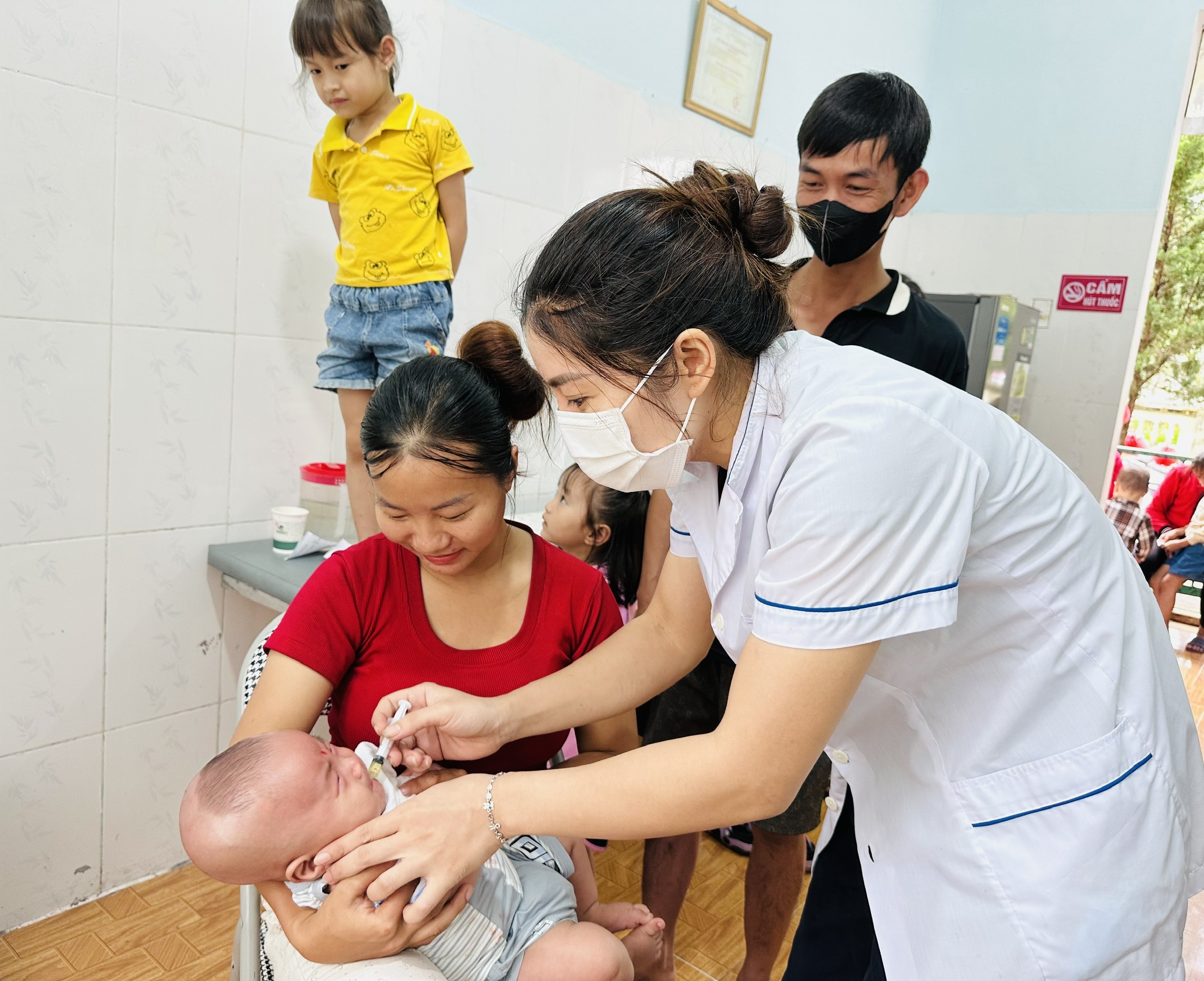 TRẠM Y TẾ XÃ VIỆT LÂM TIÊM CHỦNG THƯỜNG XUYÊN VÀ CHĂM SÓC SỨC KHỎE TRẺ EM
