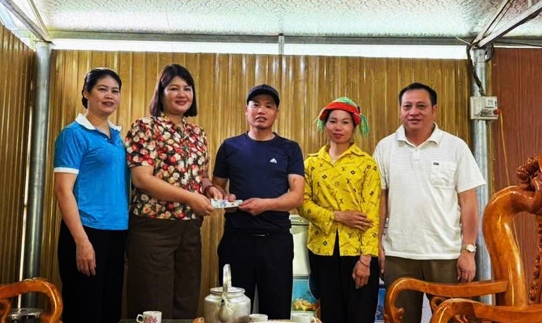 Đồng chí Vương Thị Thảo - Phó Bí thư Thường trực Đảng ủy xã trao hỗ trợ con giống  và kiểm tra tiến độ xóa nhà tạm tại các thôn vùng cao.