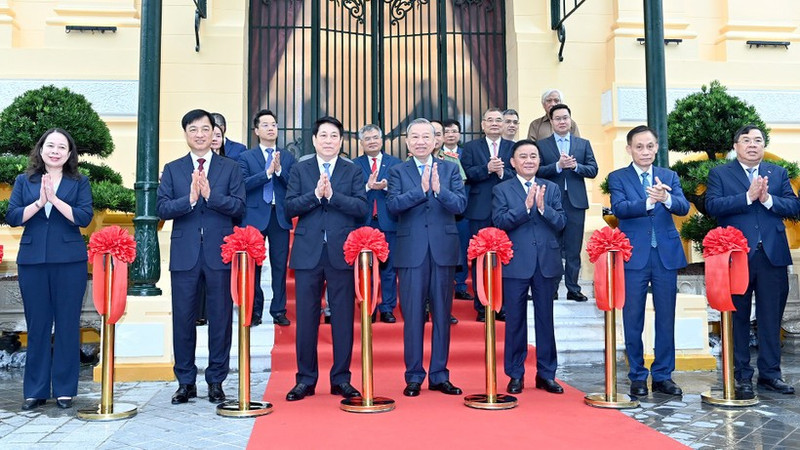 Party chief attends handover ceremony of Bac Bo Phu building