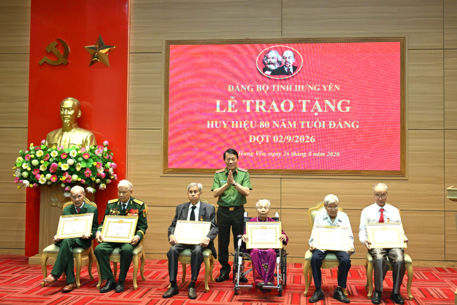 MỖI TẤM HUY HIỆU ĐẢNG ĐƯỢC TRAO ĐỀU GẮN VỚI MỘT CÂU CHUYỆN, MỘT CUỘC ĐỜI, MỘT CHẶNG ĐƯỜNG CỐNG HIẾN CHO ĐẢNG, CHO TỔ QUỐC VÀ NHÂN DÂN