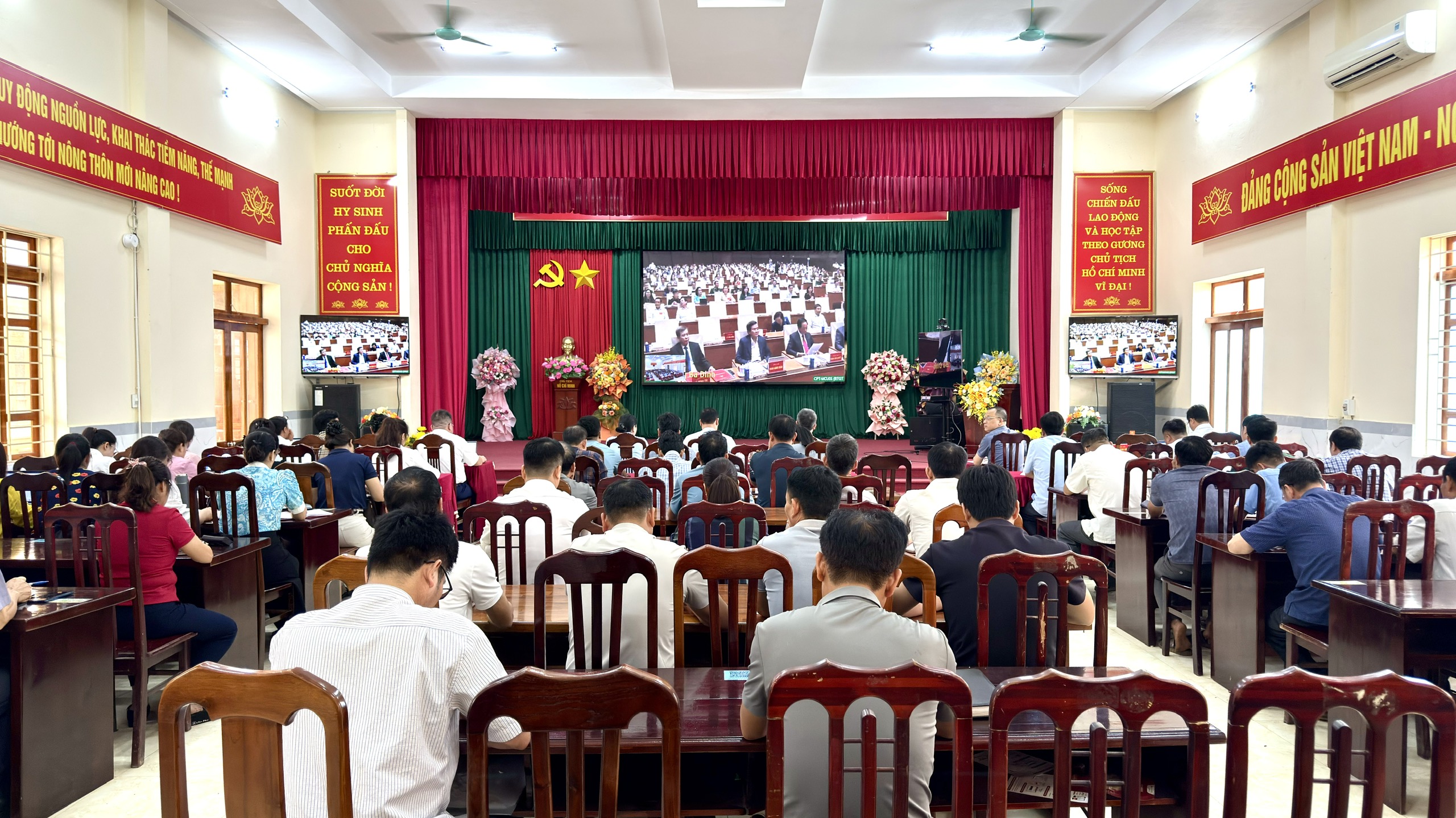 XÃ YÊN PHÚ THAM DỰ HỘI NGHỊ TRỰC TUYẾN TOÀN QUỐC NGHIÊN CỨU, HỌC TẬP, QUÁN TRIỆT, TRIỂN KHAI THỰC HIỆN NGHỊ QUYẾT HỘI NGHỊ LẦN THỨ 2 BAN CHẤP HÀNH TRUNG ƯƠNG ĐẢNG LẦN THỨ XIV