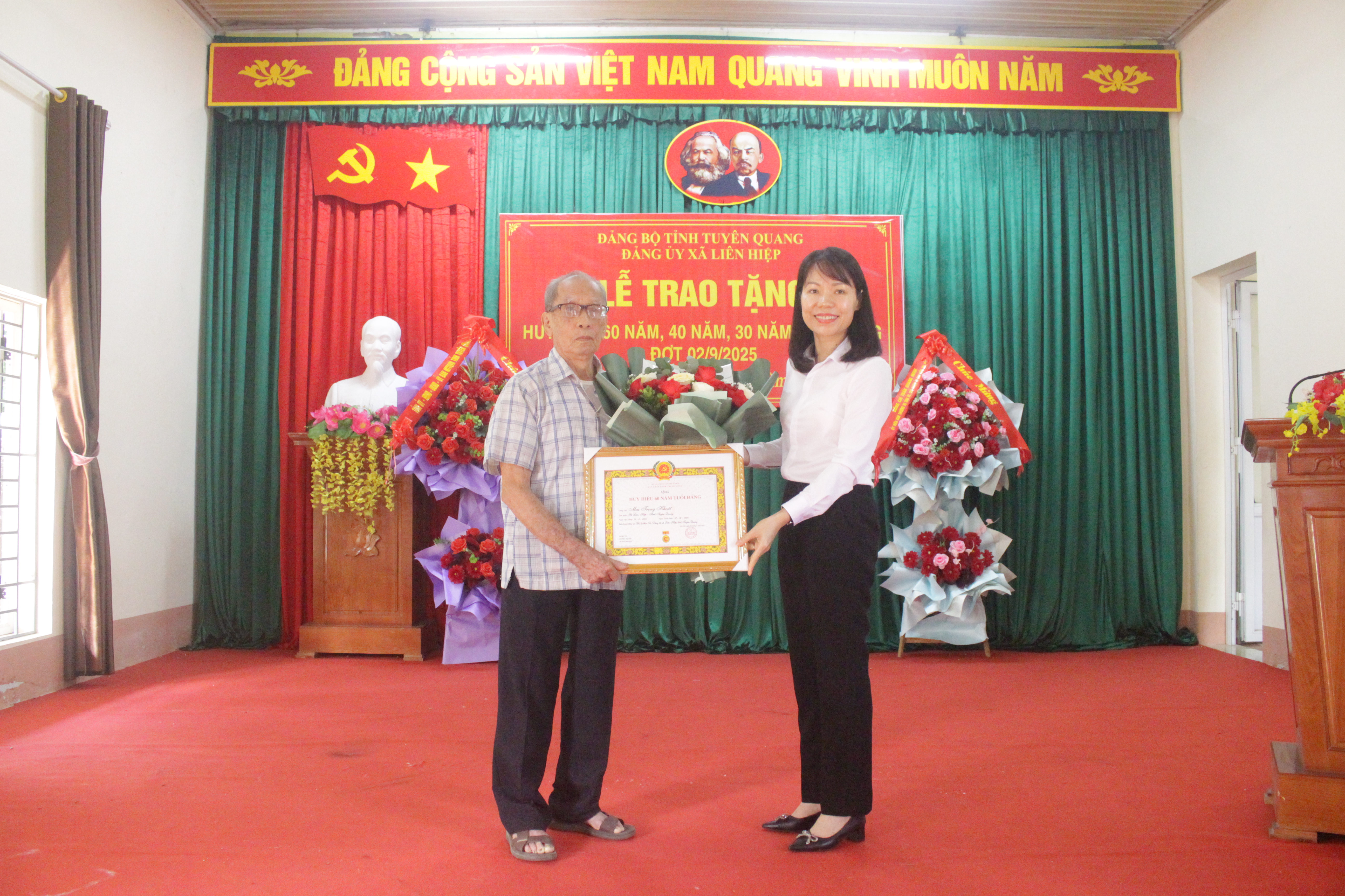 Đồng chí Chánh Thanh tra tỉnh Khánh Thị Xuyến trao tặng Huy hiệu Đảng đợt 2/9