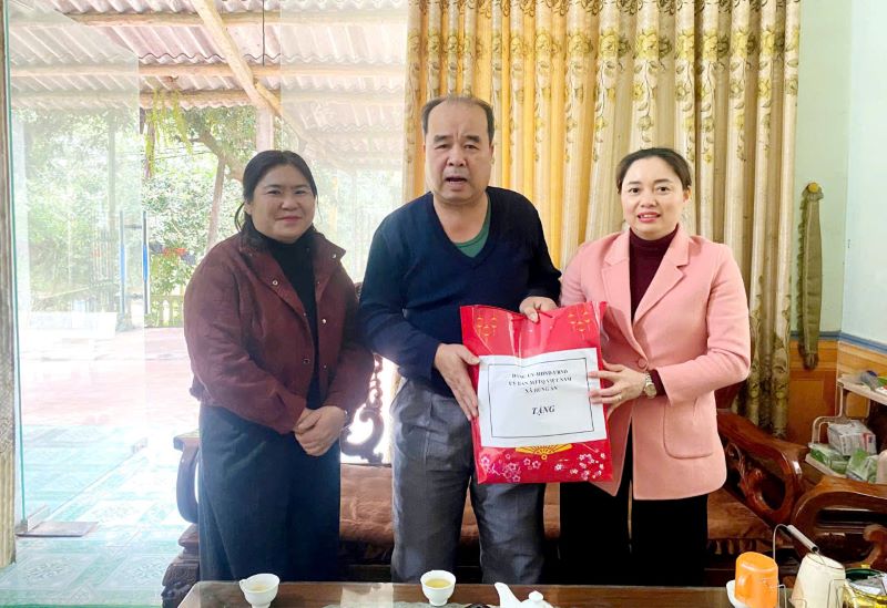 Đồng chí Bí thư Đảng ủy, Chủ tịch HĐND xã Nguyễn Thùy Linh thăm, chúc Tết các đồng chí nguyên lãnh đạo qua các thời kỳ và người có công trên địa bàn 