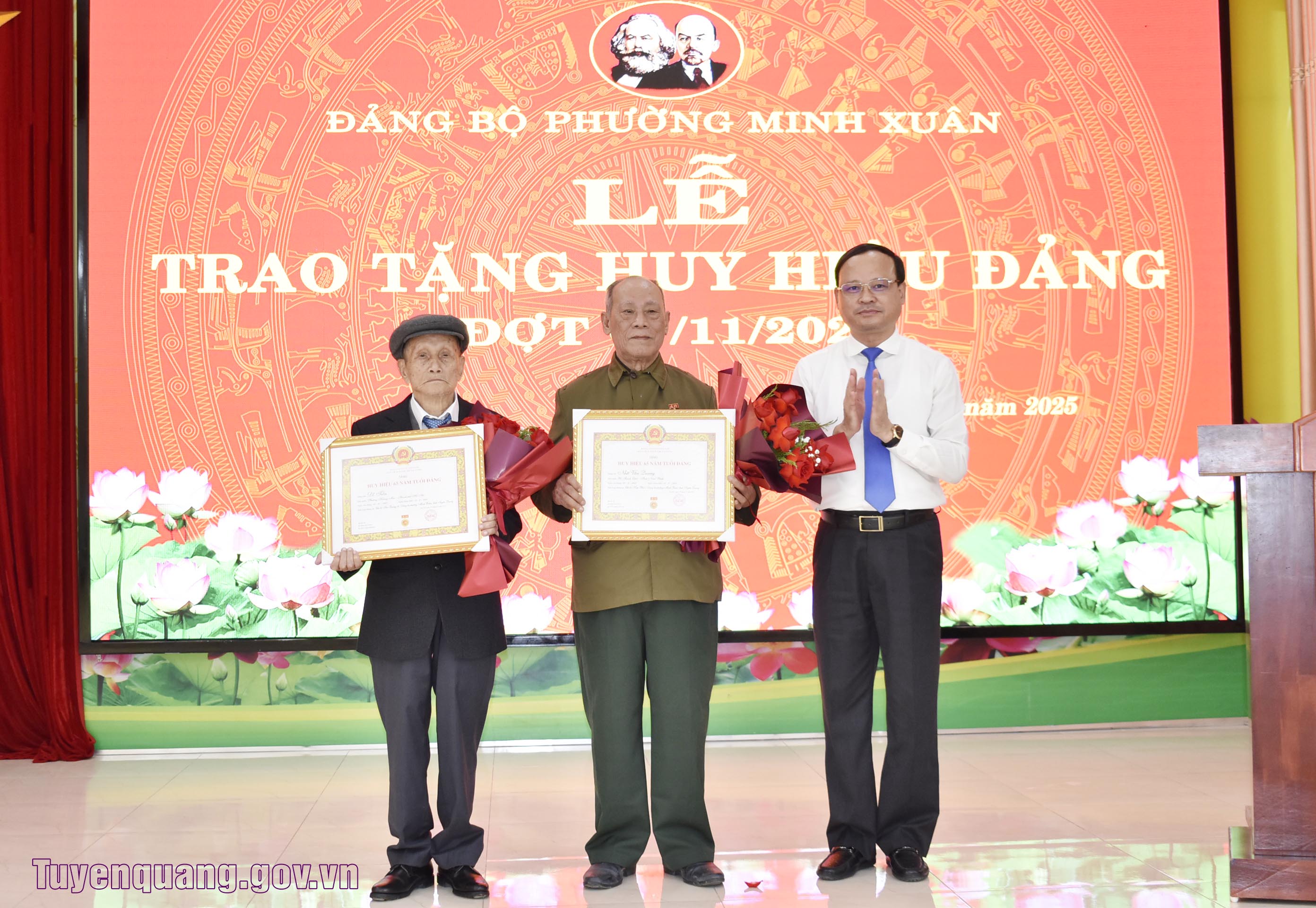 Phó Chủ tịch Thường trực UBND tỉnh Nguyễn Mạnh Tuấn dự Lễ trao tặng Huy hiệu Đảng tại Đảng bộ phường Minh Xuân