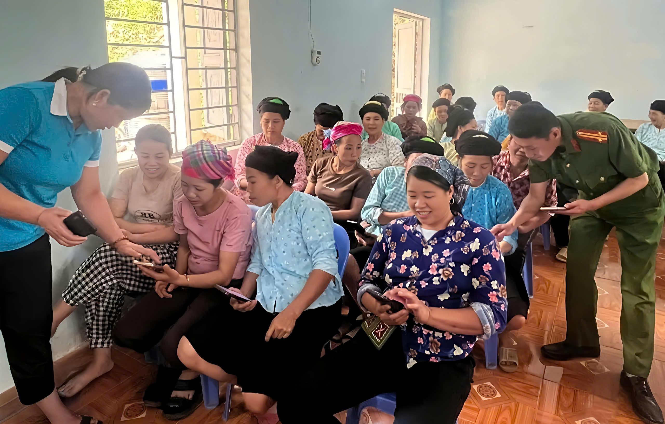 Phụ nữ ứng dụng công nghệ số xây dựng gia đình hạnh phúc
