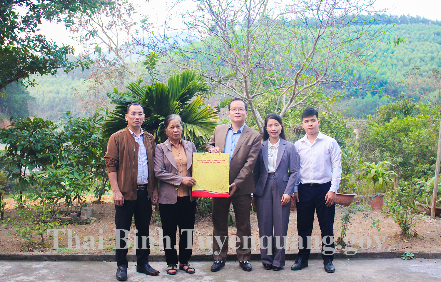 Đồng chí Chủ tịch UBND xã Thái Bình thăm, tặng quà nguyên lãnh đạo xã nhân dịp Tết Nguyên đán 2026