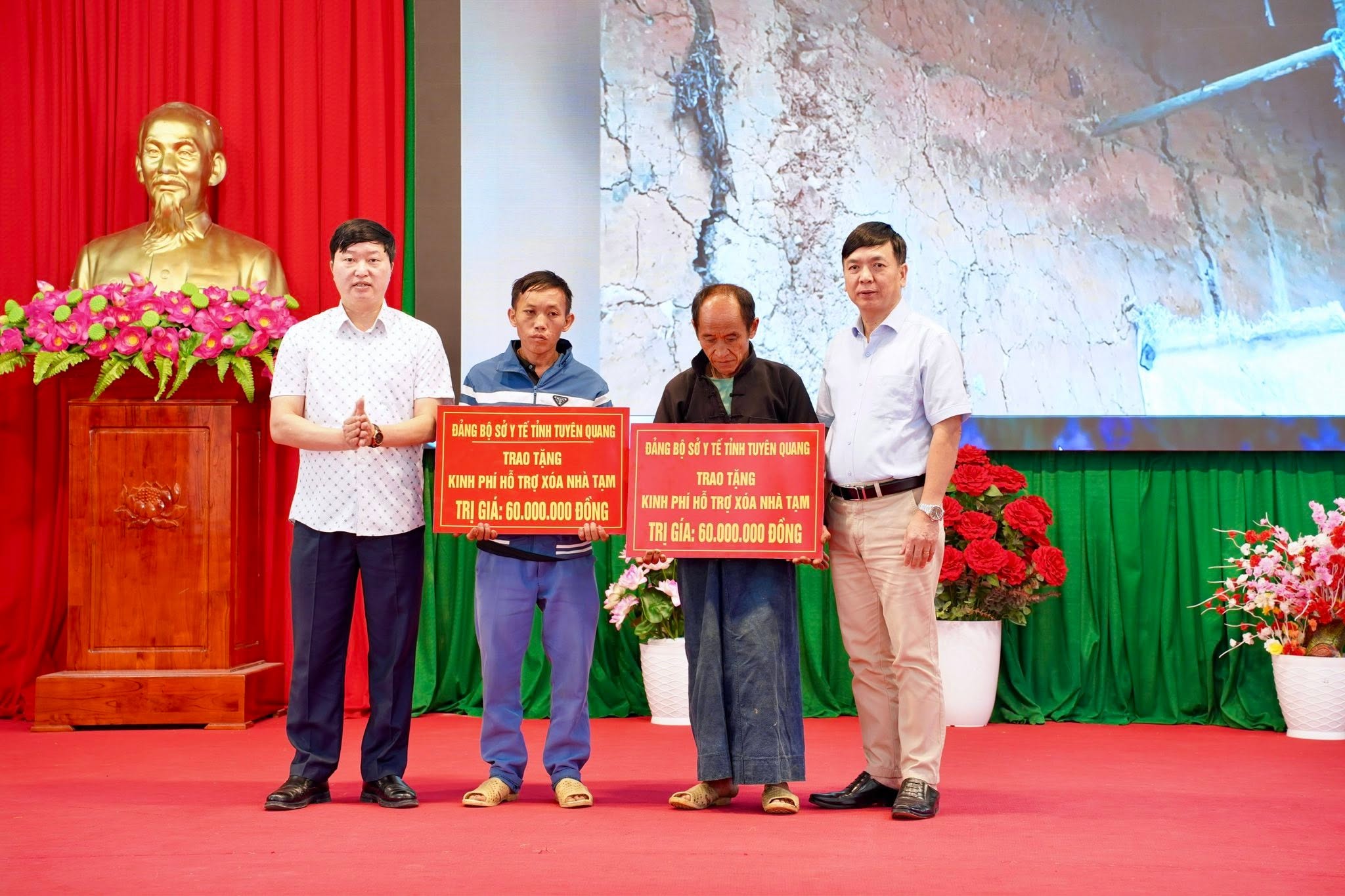 SỞ Y TẾ TỈNH TUYÊN QUANG TỔ CHỨC KHÁM SỨC KHỎE, CẤP PHÁT THUỐC MIỄN PHÍ VÀ TRAO KINH PHÍ HỖ TRỢ XÓA NHÀ TẠM TẠI XÃ PHỐ BẢNG