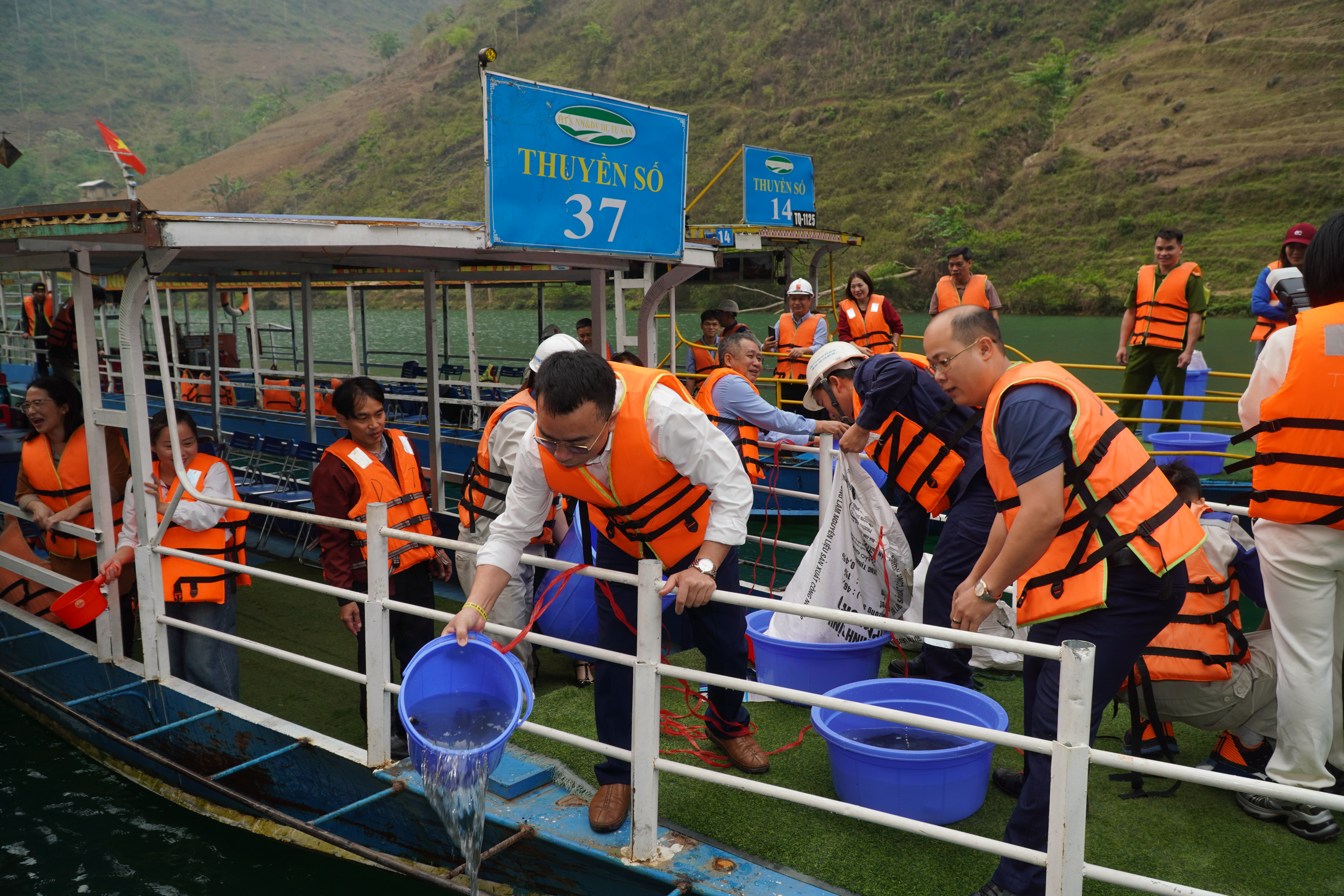 Mèo Vạc tổ chức Lễ phát động thả cá giống hưởng ứng Ngày truyền thống ngành Thủy sản Việt Nam