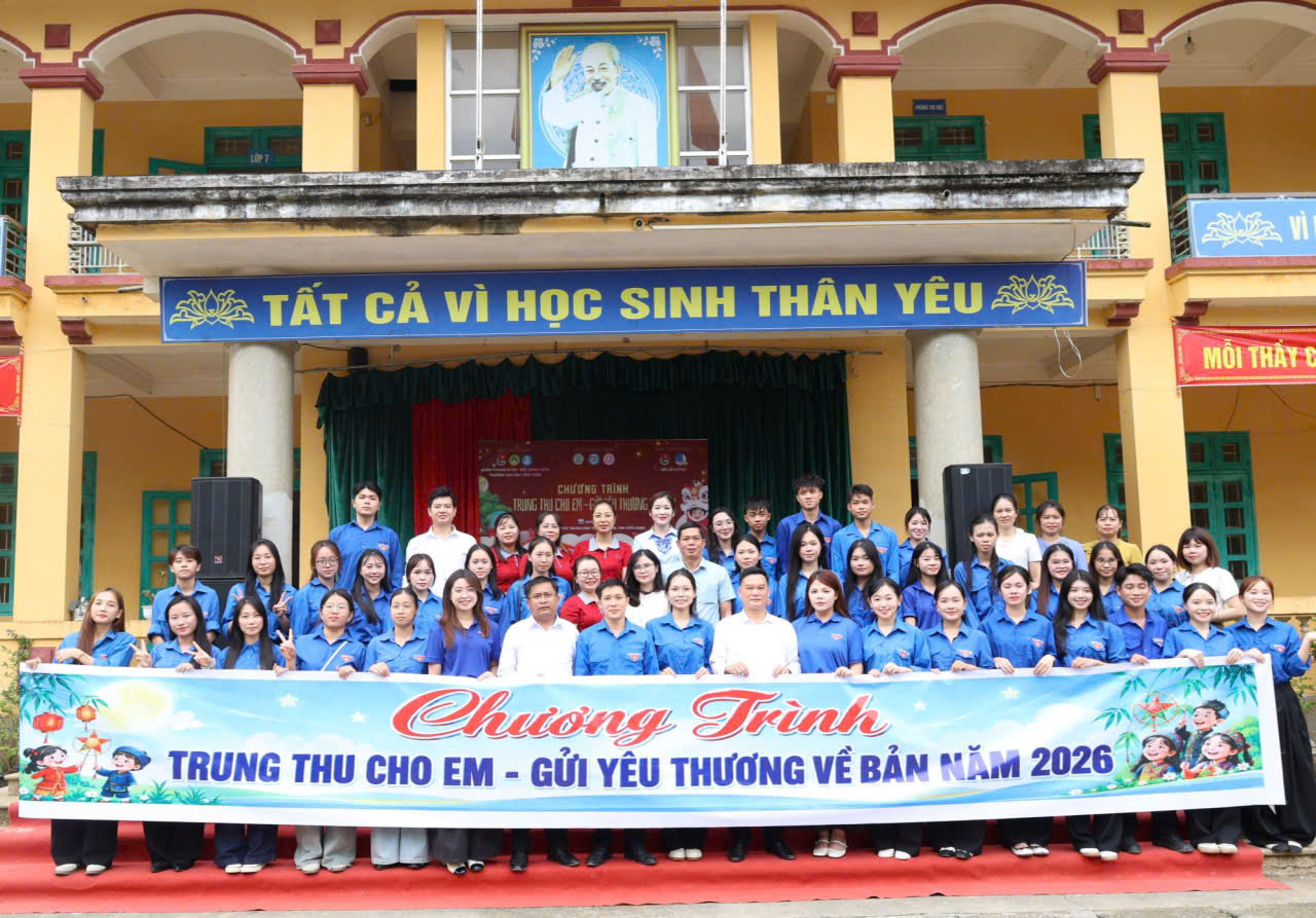 Trao hơn 400 suất quà Trung thu cho học sinh Trường Phổ thông Dân tộc bán trú Tiểu học và THCS Phúc Yên