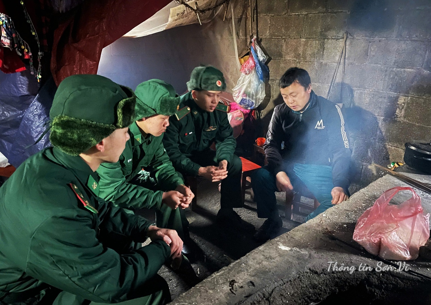 Cán bộ, chiến sĩ Đồn Biên phòng Xín Cái: Giúp đồng bào chống rét cho gia súc