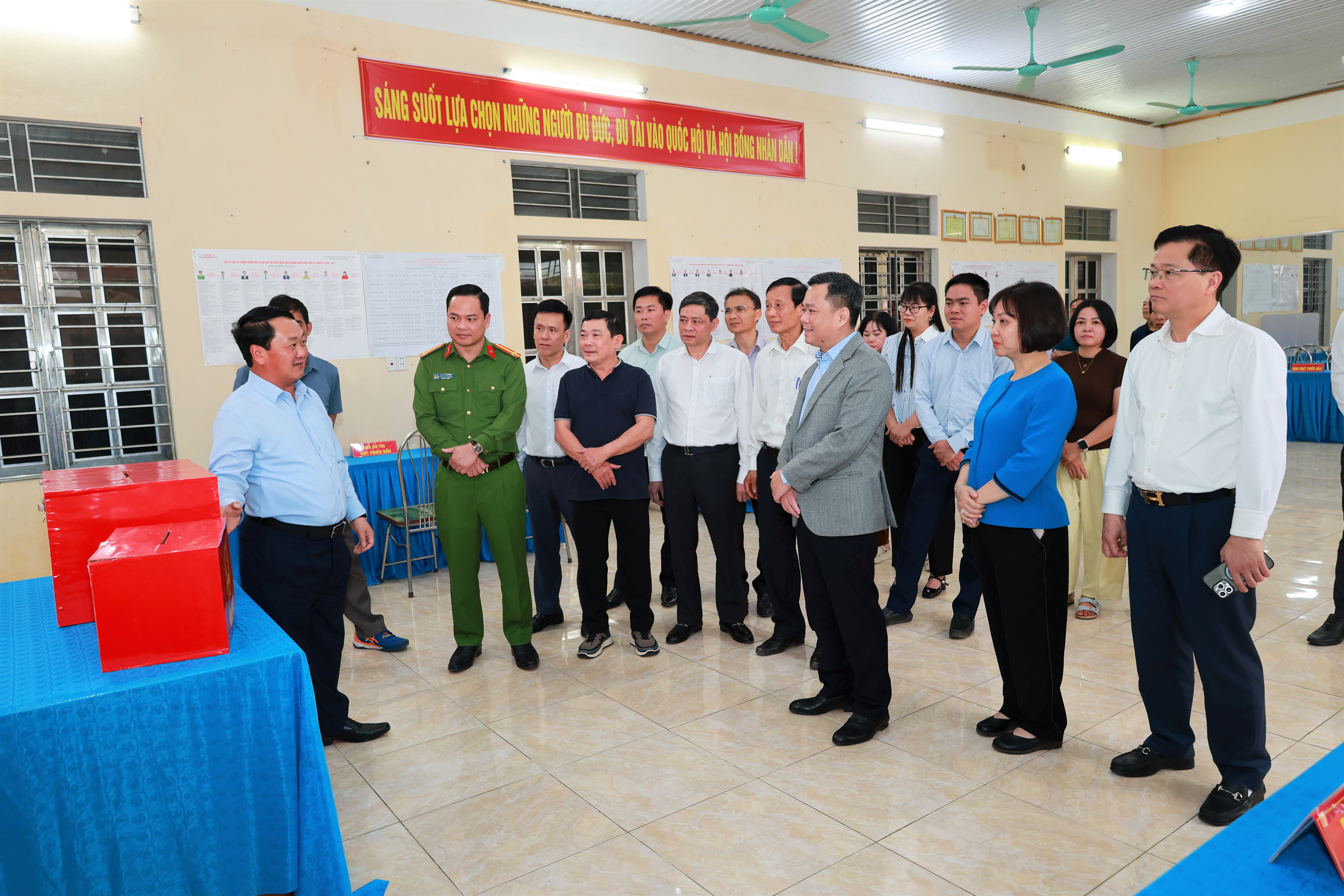 Bí thư Tỉnh ủy Hầu A Lềnh - kiểm tra công tác chuẩn bị bầu cử tại phường Minh Xuân