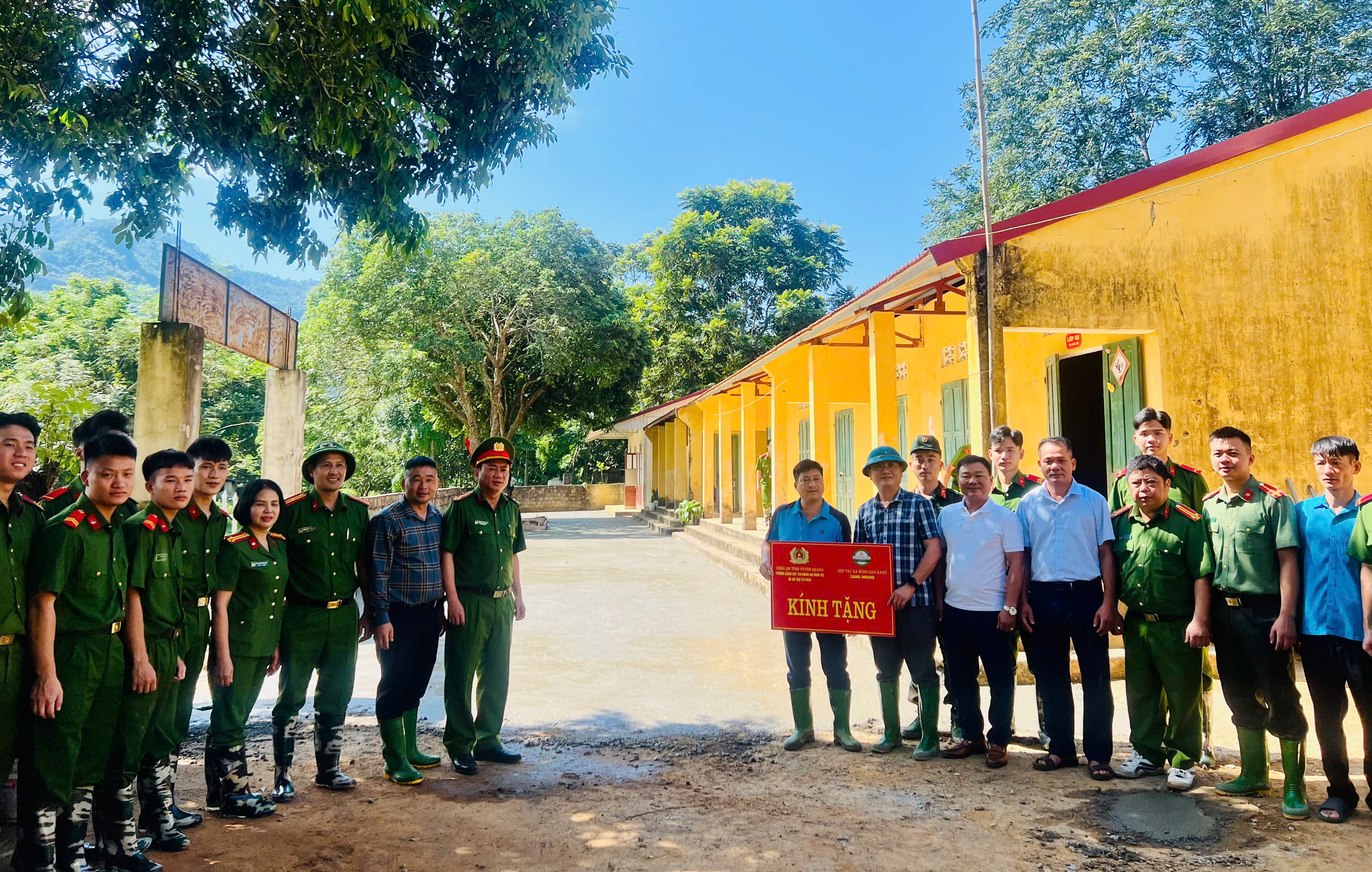 KIÊN ĐÀI - CHUNG TAY CẢI TẠO SÂN TRƯỜNG, GÓP PHẦN NÂNG CAO ĐIỀU KIỆN HỌC TẬP CHO HỌC SINH