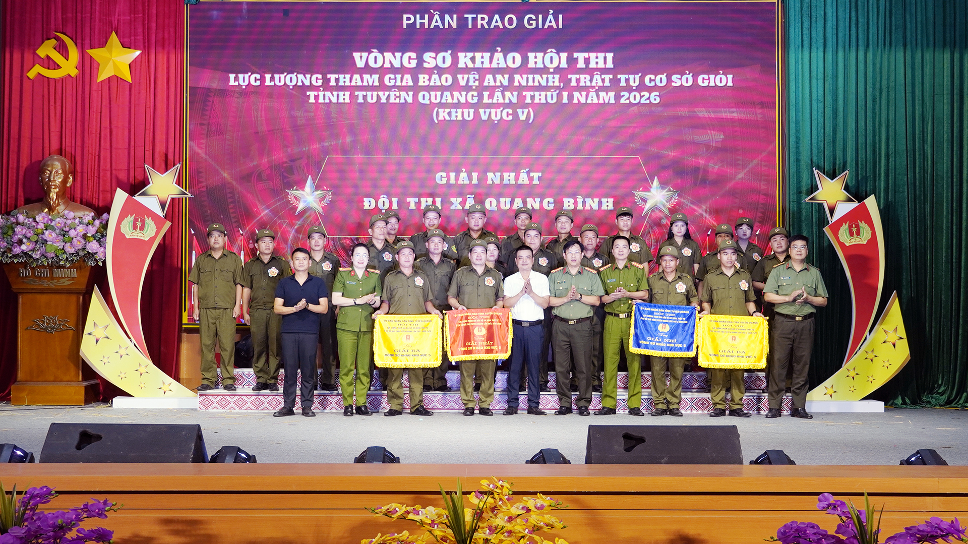1. trao giải cho c&aacute;c đội xuất sắc.jpg