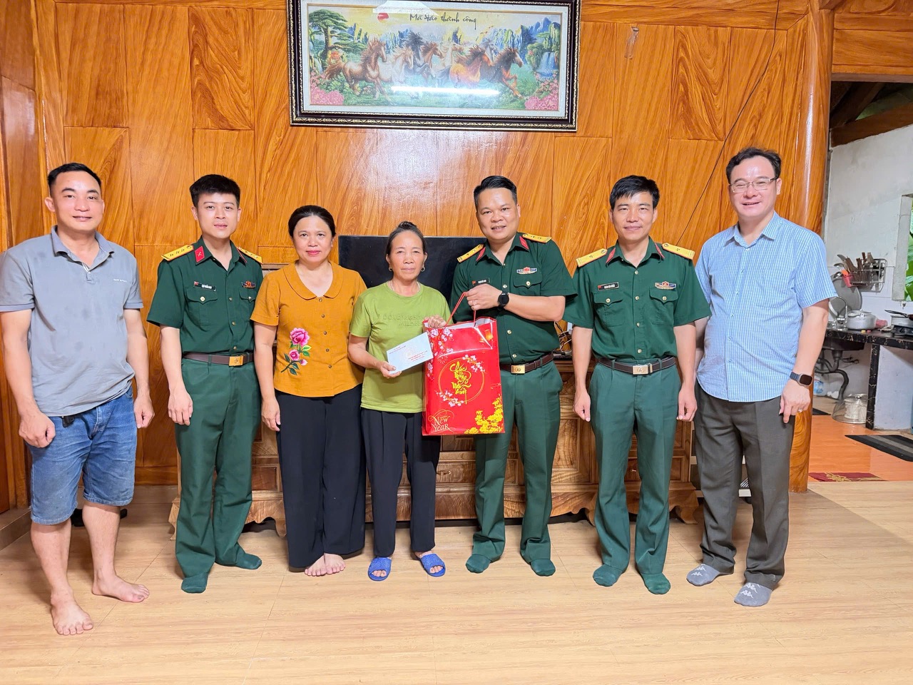 Lãnh đạo Trung đoàn 877, Bộ chỉ huy Quân sự tỉnh thăm, tặng quà đối tượng chính sách xã Ngọc Đường