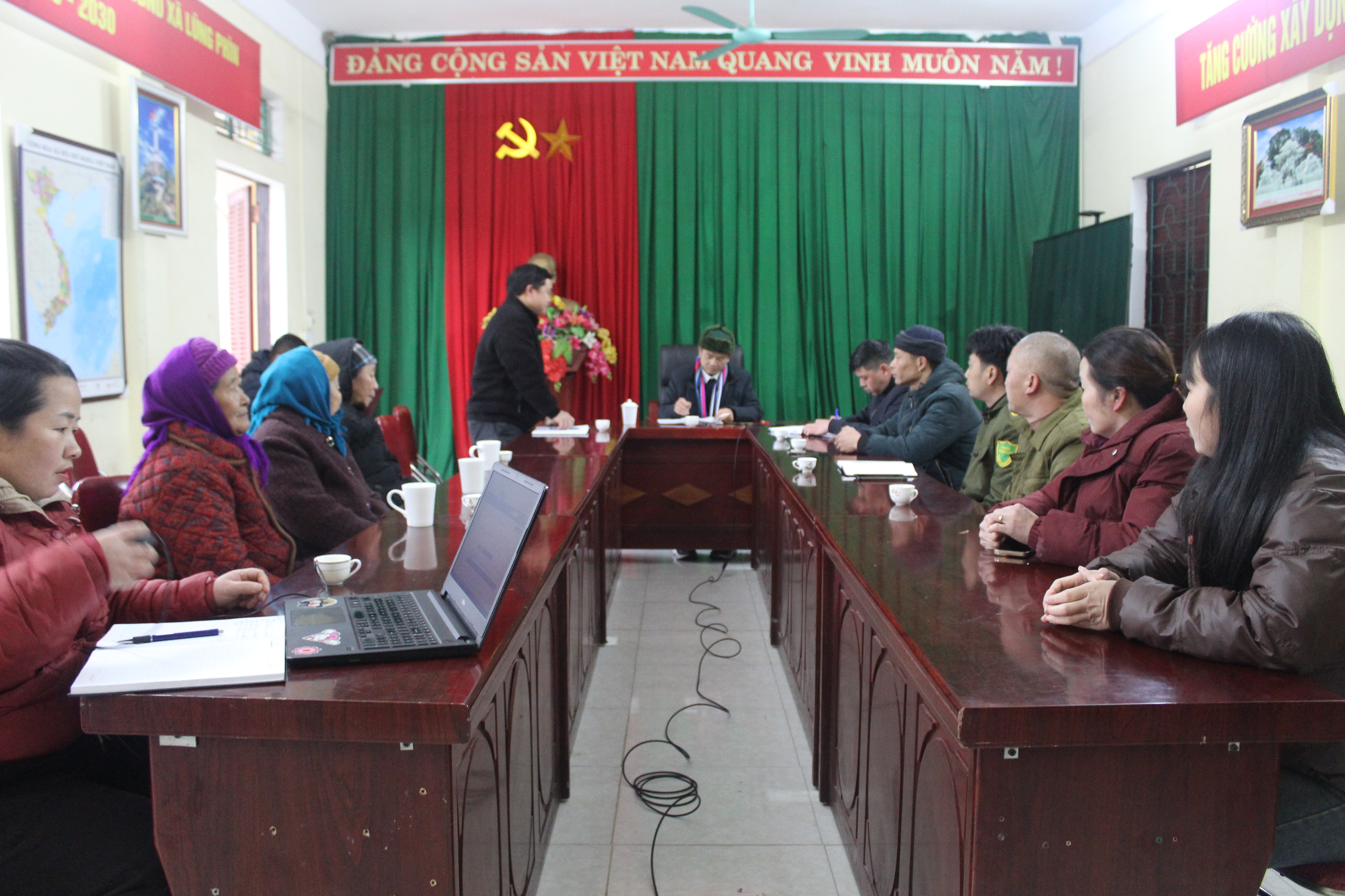 ĐỒNG CHÍ NGUYỄN VĂN CHINH - CHỦ TỊCH UBND XÃ LÀM VIỆC VỚI BAN QUẢN LÝ DI TÍCH CHÙA QUAN ÂM 