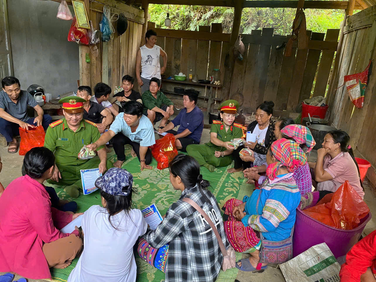 CÔNG AN XÃ BẰNG HÀNH TĂNG CƯỜNG TUYÊN TRUYỀN, VẬN ĐỘNG NGƯỜI DÂN THU NHẬN ĐỊNH DANH ĐIỆN TỬ MỨC 2 VÀ KÍCH HOẠT VNeID 