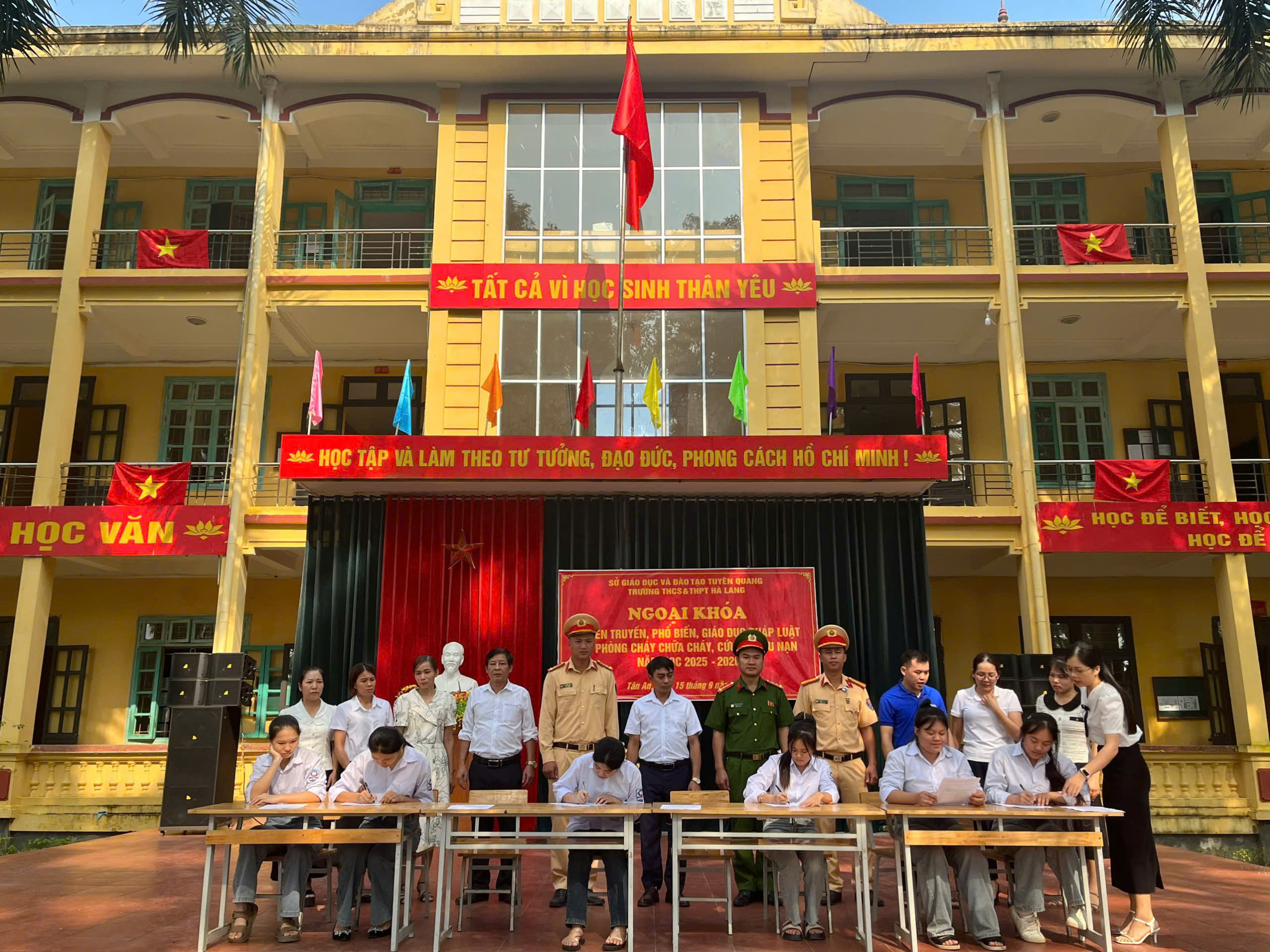 Công an xã Tân An phối hợp Phòng Cảnh sát giao thông tổ chức tuyên truyền pháp luật tại Trường THCS-THPT Hà Lang