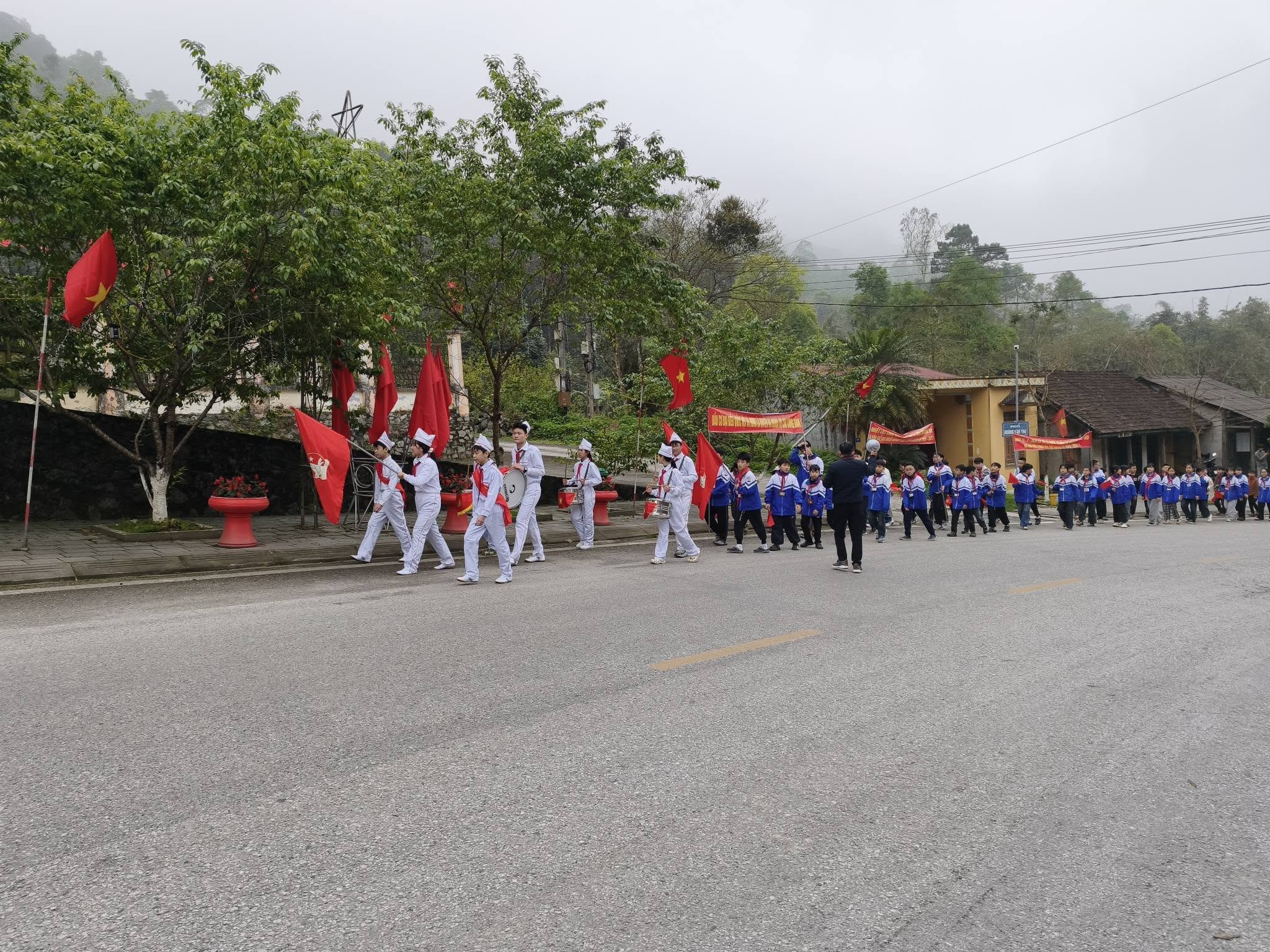 Các đơn vị trường học trên địa bàn xã Quản Bạ đã đồng loạt tổ chức diễu hành tuyên truyền cổ động 