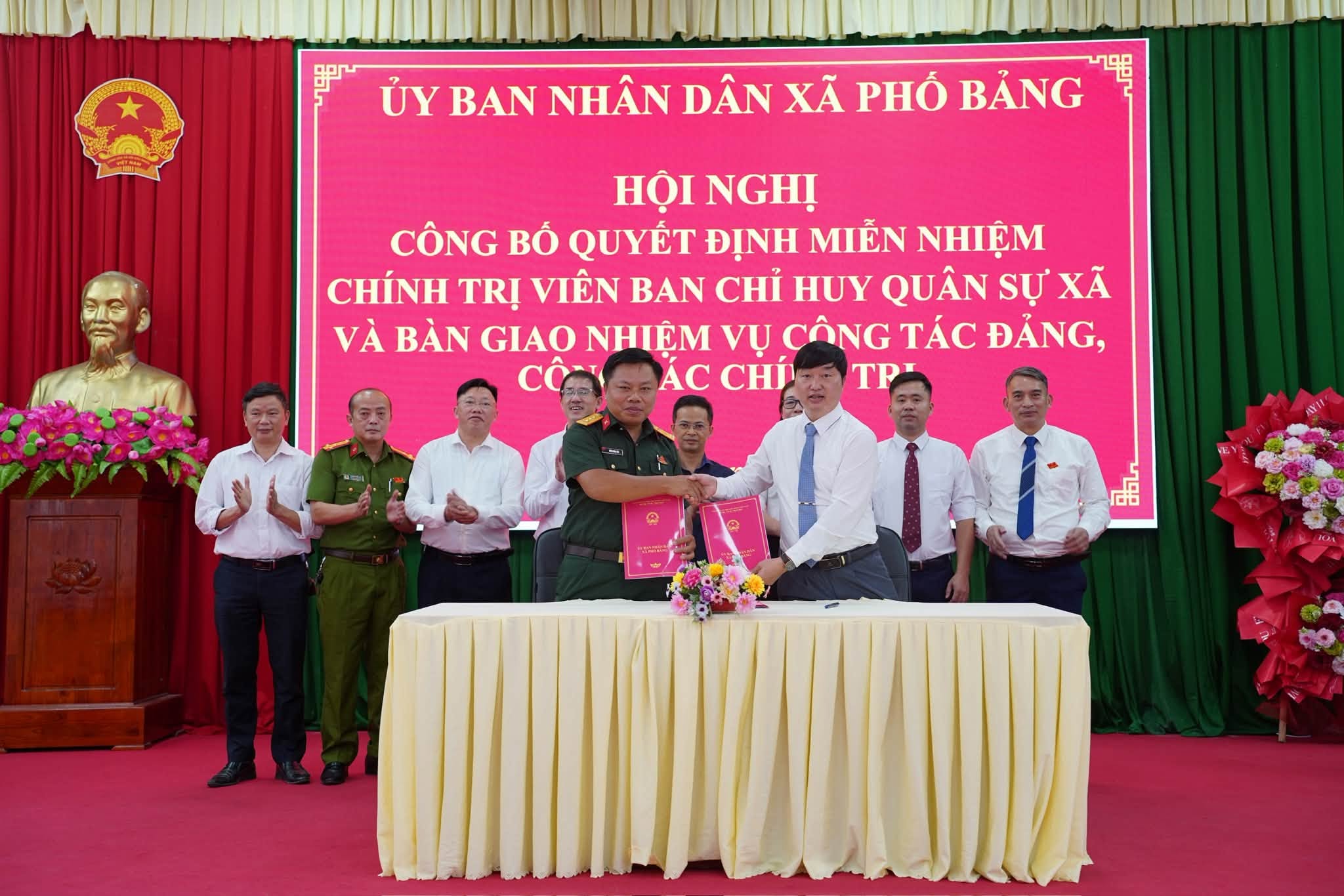 XÃ PHỐ BẢNG TỔ CHỨC HỘI NGHỊ CÔNG BỐ QUYẾT ĐỊNH MIỄN NHIỆM CHÍNH TRỊ VIÊN BAN CHỈ HUY QUÂN SỰ XÃ VÀ BÀN GIAO NHIỆM VỤ CÔNG TÁC ĐẢNG, CÔNG TÁC CHÍNH TRỊ