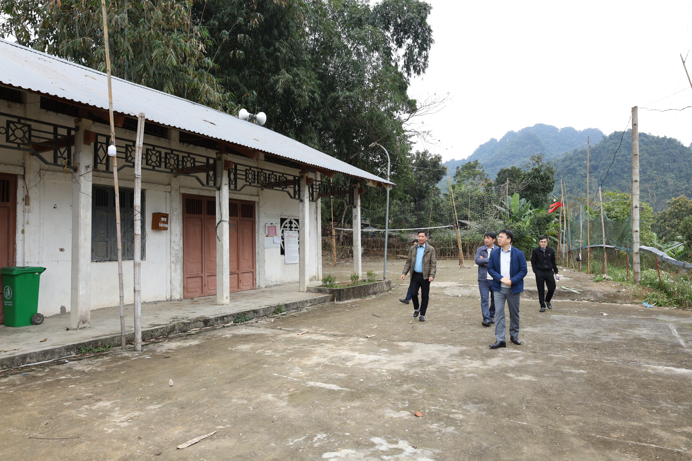 Đồng chí Bí thư Đảng ủy xã kiểm tra công tác chuẩn bị bầu cử tại một số điểm bầu cử ở các thôn trên địa bàn xã