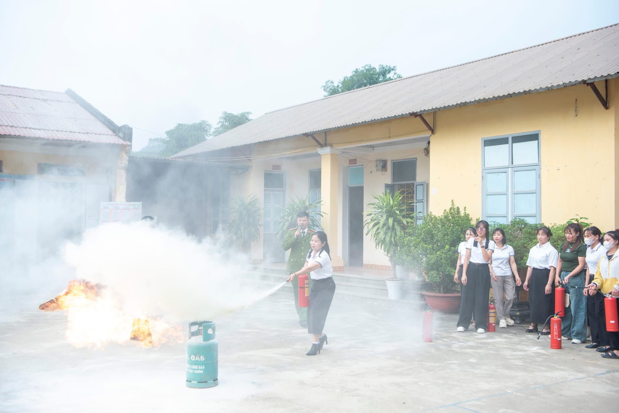 TUYÊN TRUYỀN – TRẢI NGHIỆM KỸ NĂNG PCCC & CNCH TẠI TRƯỜNG MẦM NON TIẾN BỘ