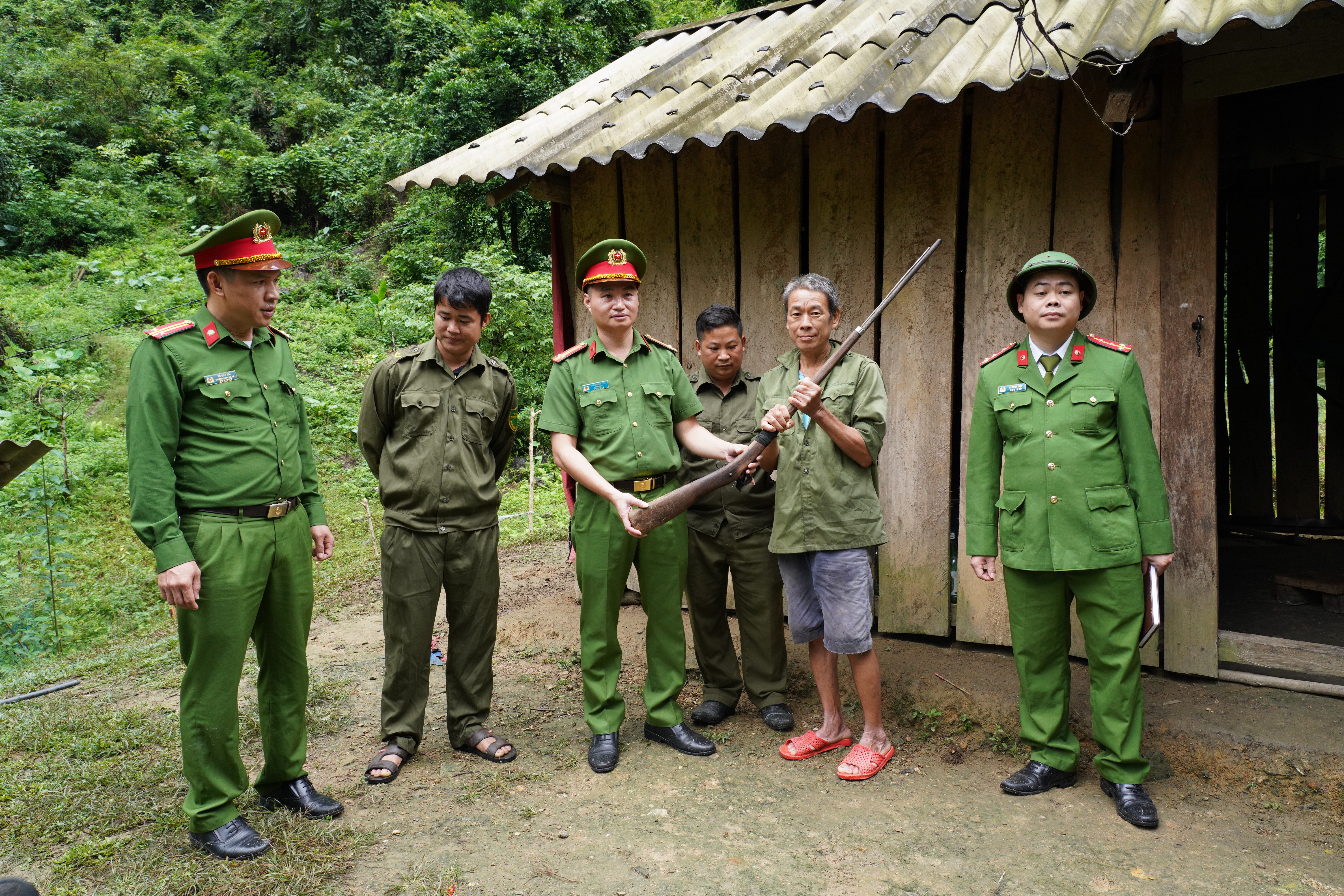 Đẩy mạnh công tác tuyên truyền, vận động người dân giao nộp vũ khí, vật liệu nổ, công cụ hỗ trợ và pháo