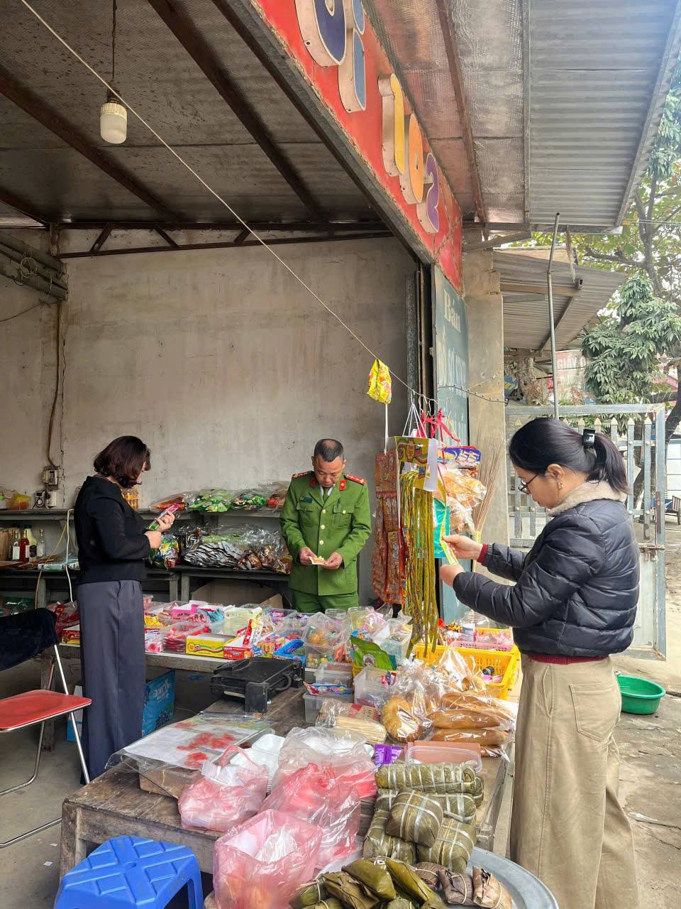 CÔNG AN XÃ BÌNH CA PHỐI HỢP KIỂM TRA AN TOÀN THỰC PHẨM TRÊN ĐỊA BÀN