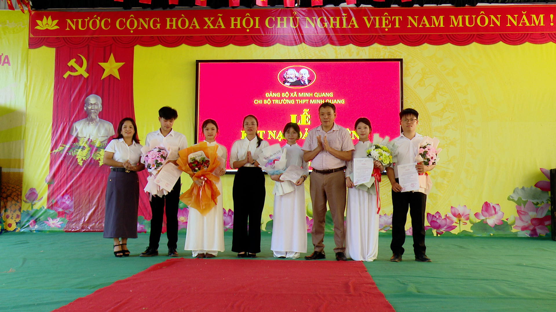 Chi bộ Trường THPT Minh Quang tổ chức Lễ kết nạp đảng viên và kỷ niệm 136 năm Ngày sinh Chủ tịch Hồ Chí Minh