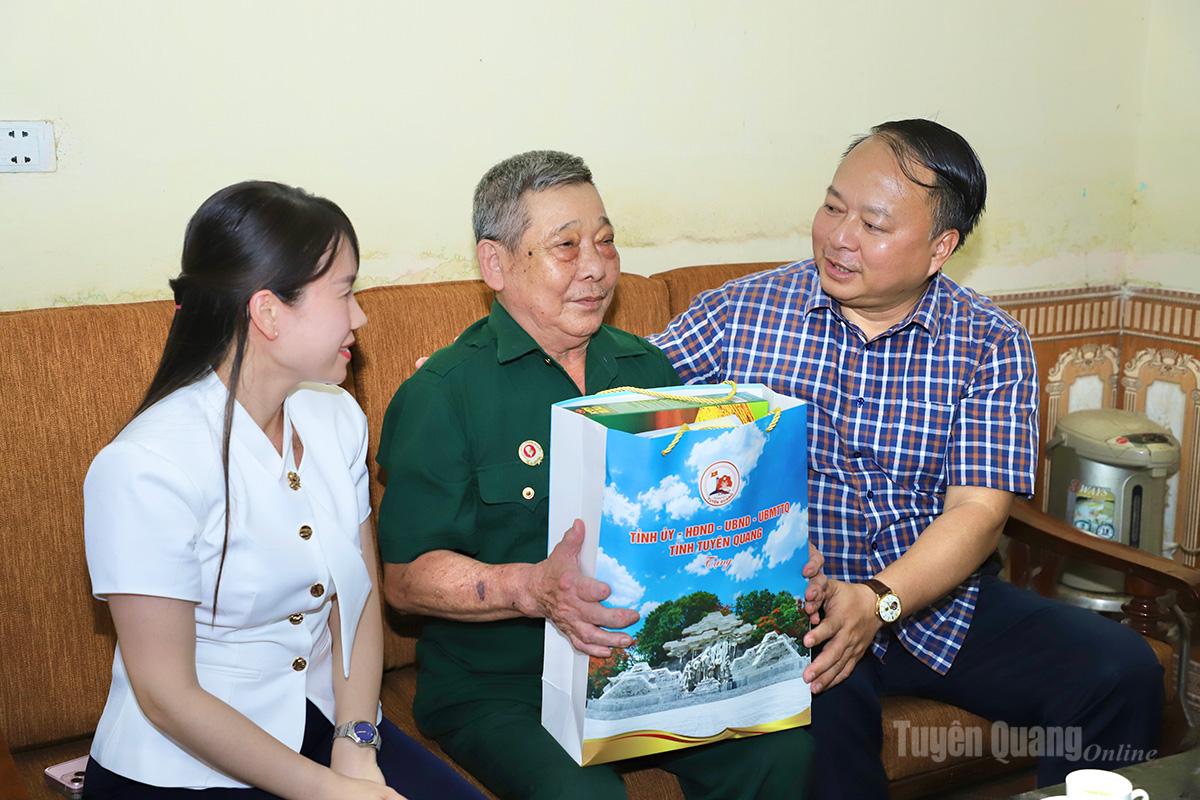 Chủ tịch UBND tỉnh Phan Huy Ngọc thăm, tặng quà gia đình người có công