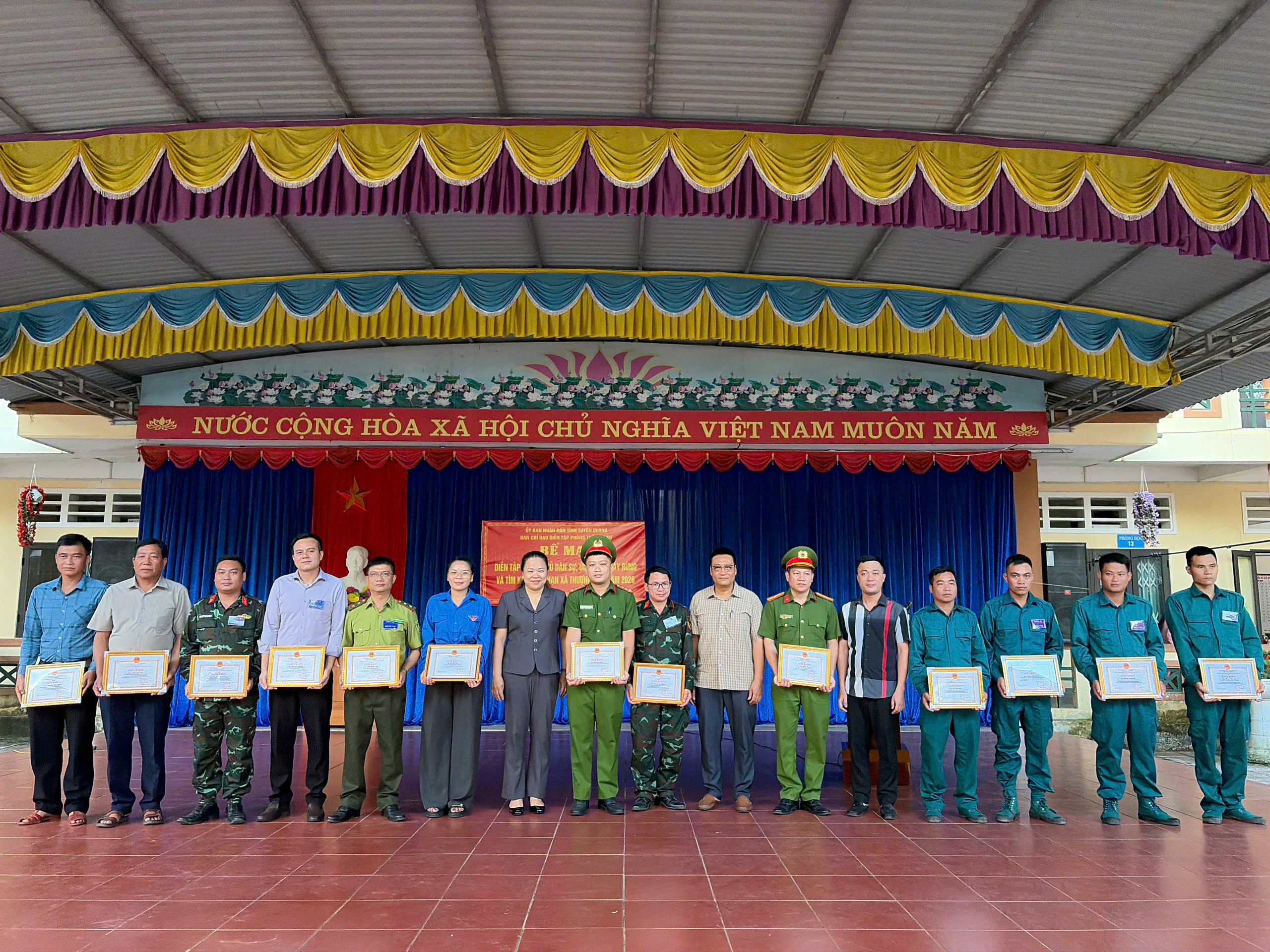CÔNG AN XÃ THƯỢNG SƠN THAM GIA DIỄN TẬP  PHÒNG THỦ DÂN SỰ