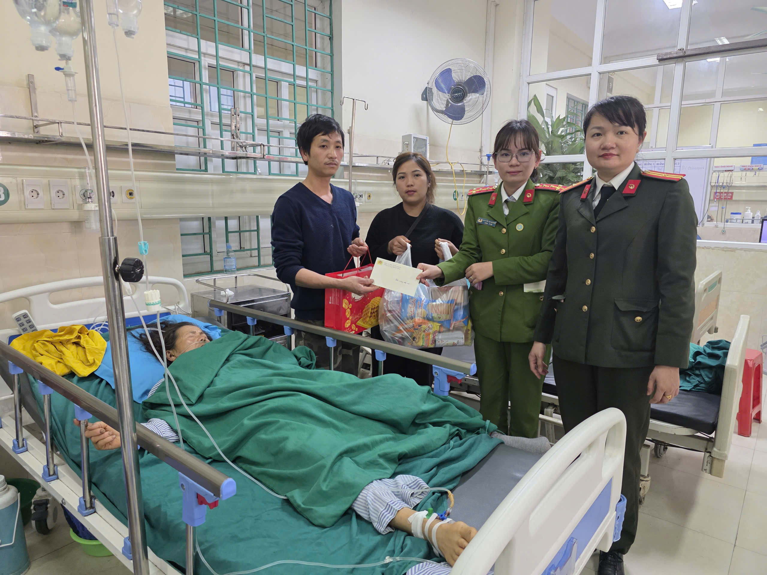 CÔNG AN XÃ THUẬN HÒA CHUNG TAY GIÚP ĐỠ NGƯỜI DÂN CÓ HOÀN CẢNH KHÓ KHĂN 