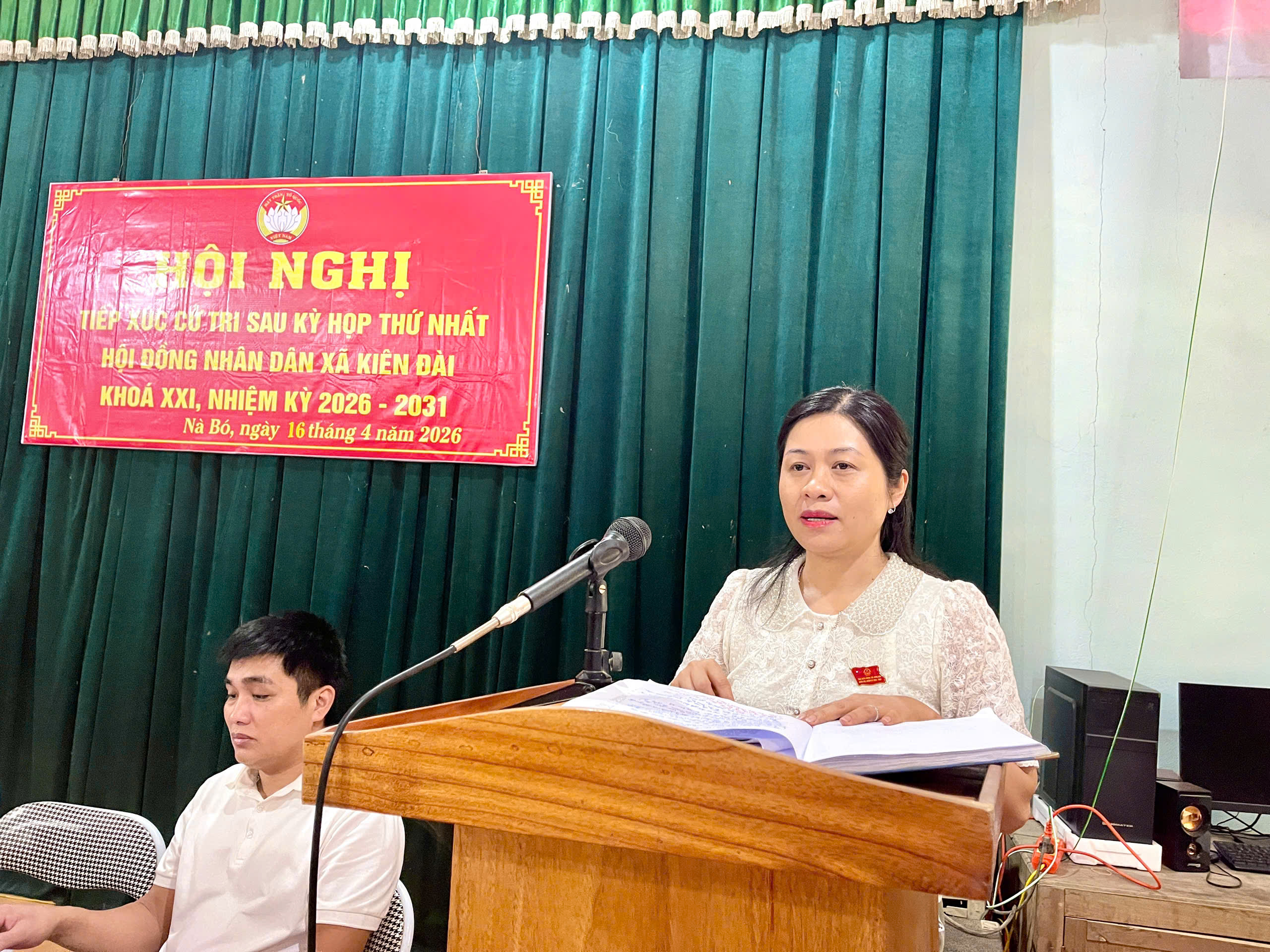 Bí thư Đảng uỷ, Chủ tịch HĐND xã Lâm Thị Hồng Ngân cùng tổ đại biểu HĐND xã tiếp xúc cử tri tại thôn Nà Bó.