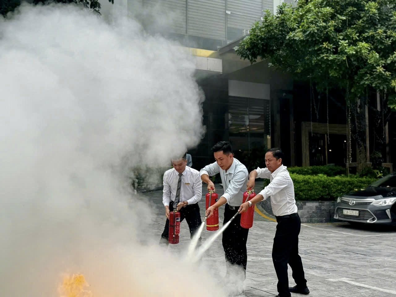 TUYÊN TRUYỀN, HUẤN LUYỆN NGHIỆP VỤ PCCC, CNCH VÀ THỰC TẬP PHƯƠNG ÁN CHỮA CHÁY TẠI KHÁCH SẠN MƯỜNG THANH TUYÊN QUANG