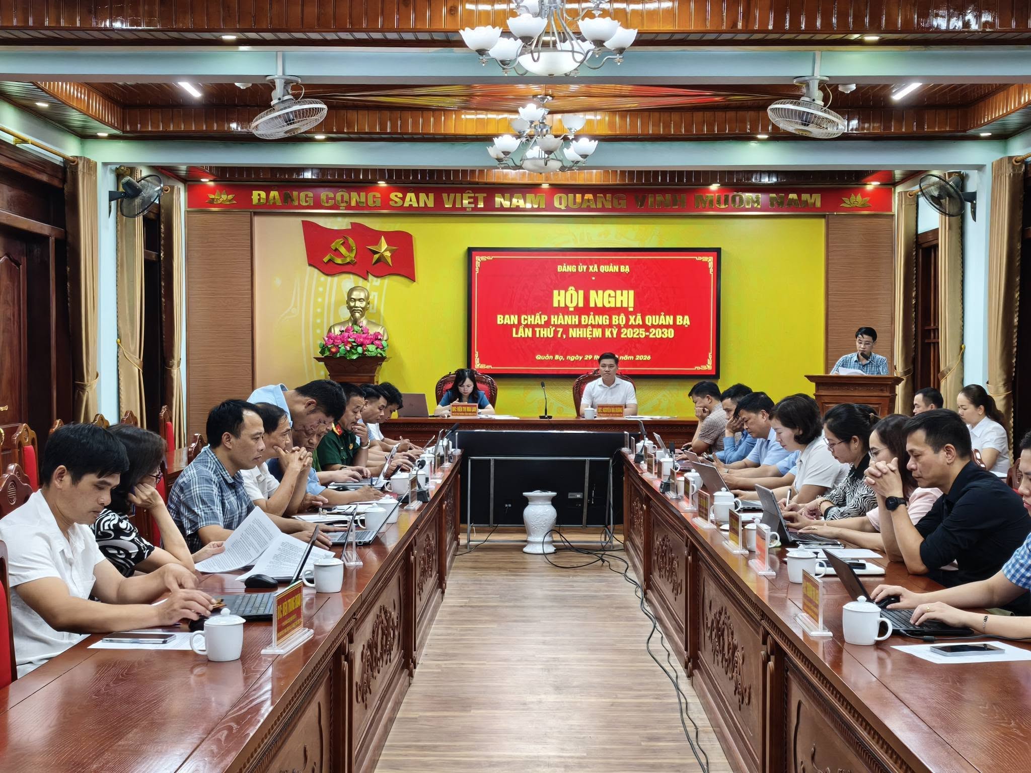 Ban Chấp hành Đảng bộ xã Quản Bạ đã long trọng tổ chức Hội nghị lần thứ 7 nhằm đánh giá toàn diện kết quả thực hiện nhiệm vụ chính trị 9 tháng đầu năm và đề ra phương hướng, nhiệm vụ trọng tâm 3 tháng cuối năm 2026