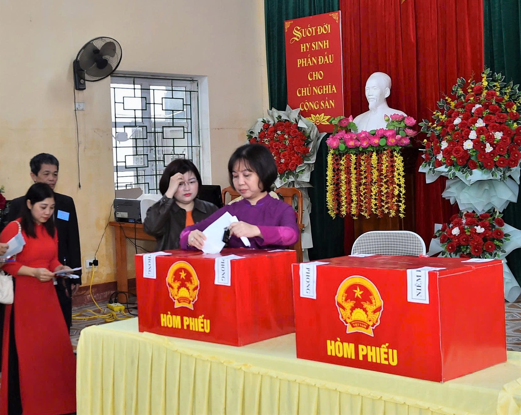 Đồng chí Phó Bí thư Thường trực Đảng ủy phường Minh Xuân Đinh Thị Thu Hà - Dự khai mạc và tham gia bỏ phiếu bầu cử tại các khu vực bỏ phiếu trên địa bàn phường Minh Xuân