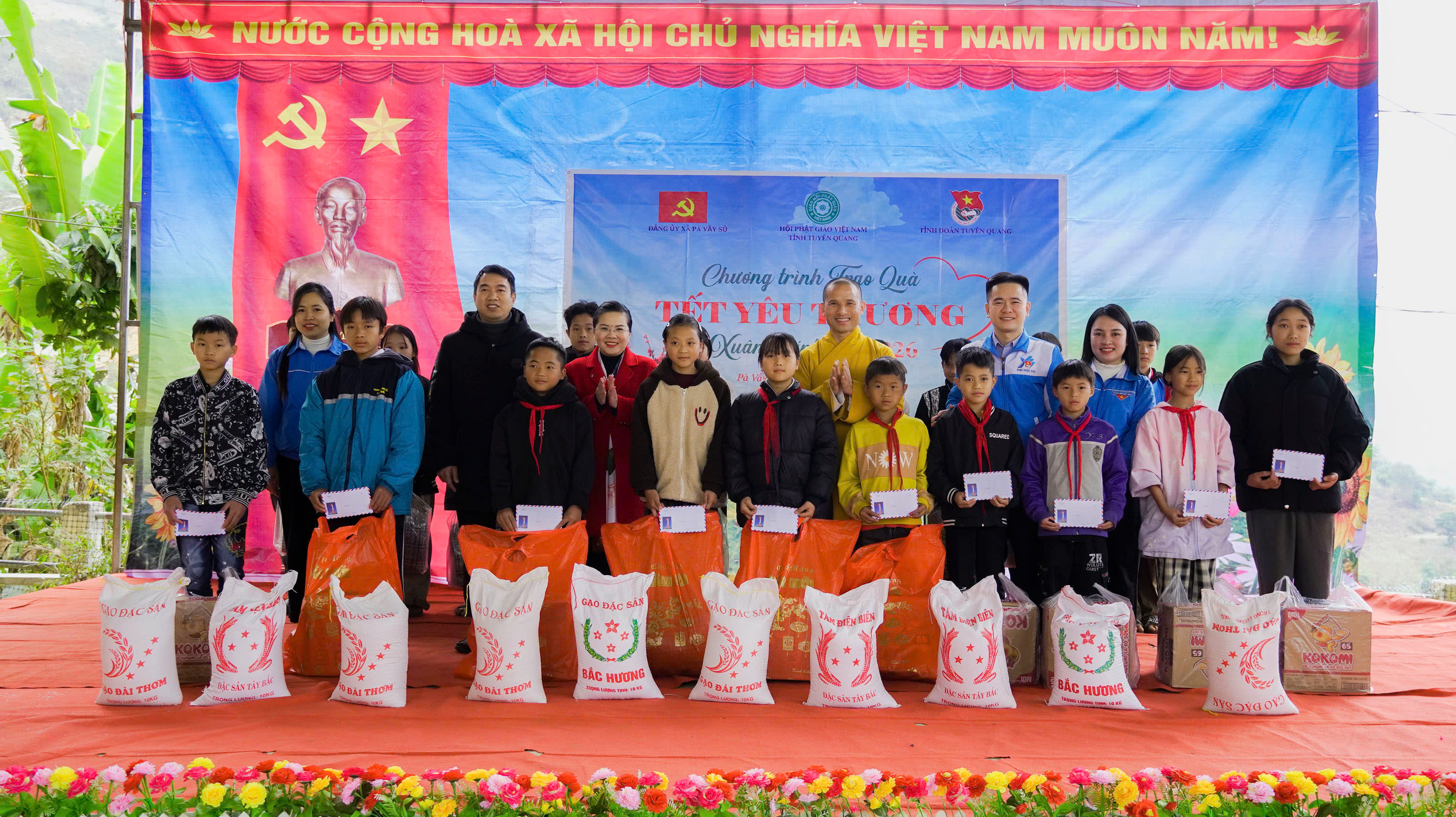 trao qu&agrave; tết xu&acirc;n b&iacute;nh ngọ (2).jpg