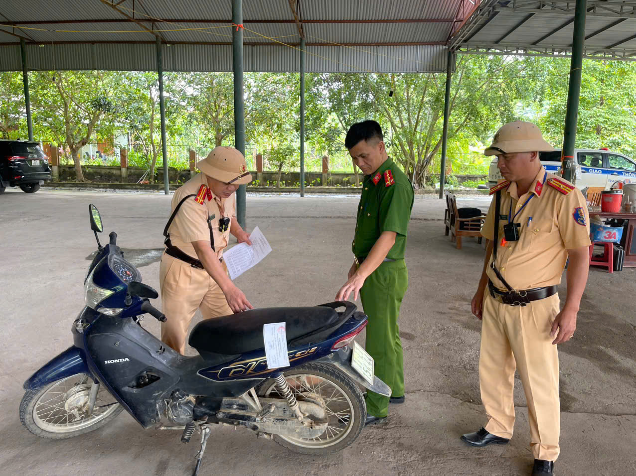 TỪ XỬ LÝ VI PHẠM GIAO THÔNG, CSGT TUYÊN QUANG KỊP THỜI PHÁT HIỆN PHƯƠNG TIỆN BỊ TRỘM CẮP