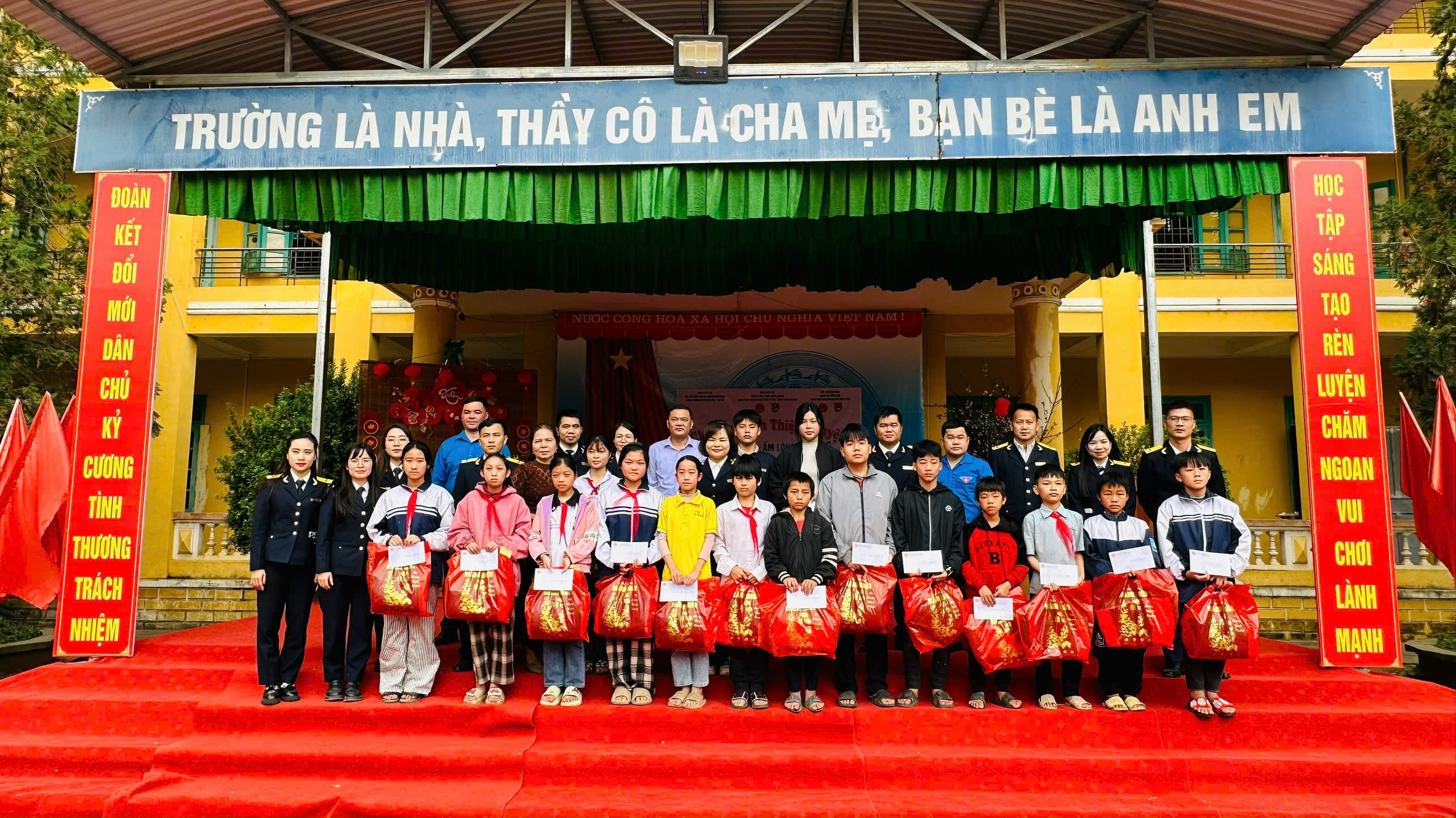 Chương trình thiện nguyện “Đông ấm tình nguyện – Trao gửi yêu thương” tại xã Hồng Thái tỉnh Tuyên Quang