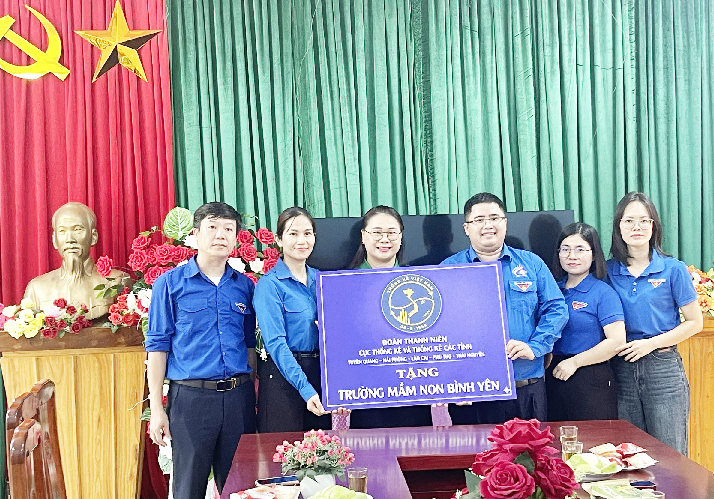 Đoàn Thanh niên Cục Thống kê (Bộ Tài chính) trao tặng quà tình nghĩa tại trường Mầm non Bình Yên