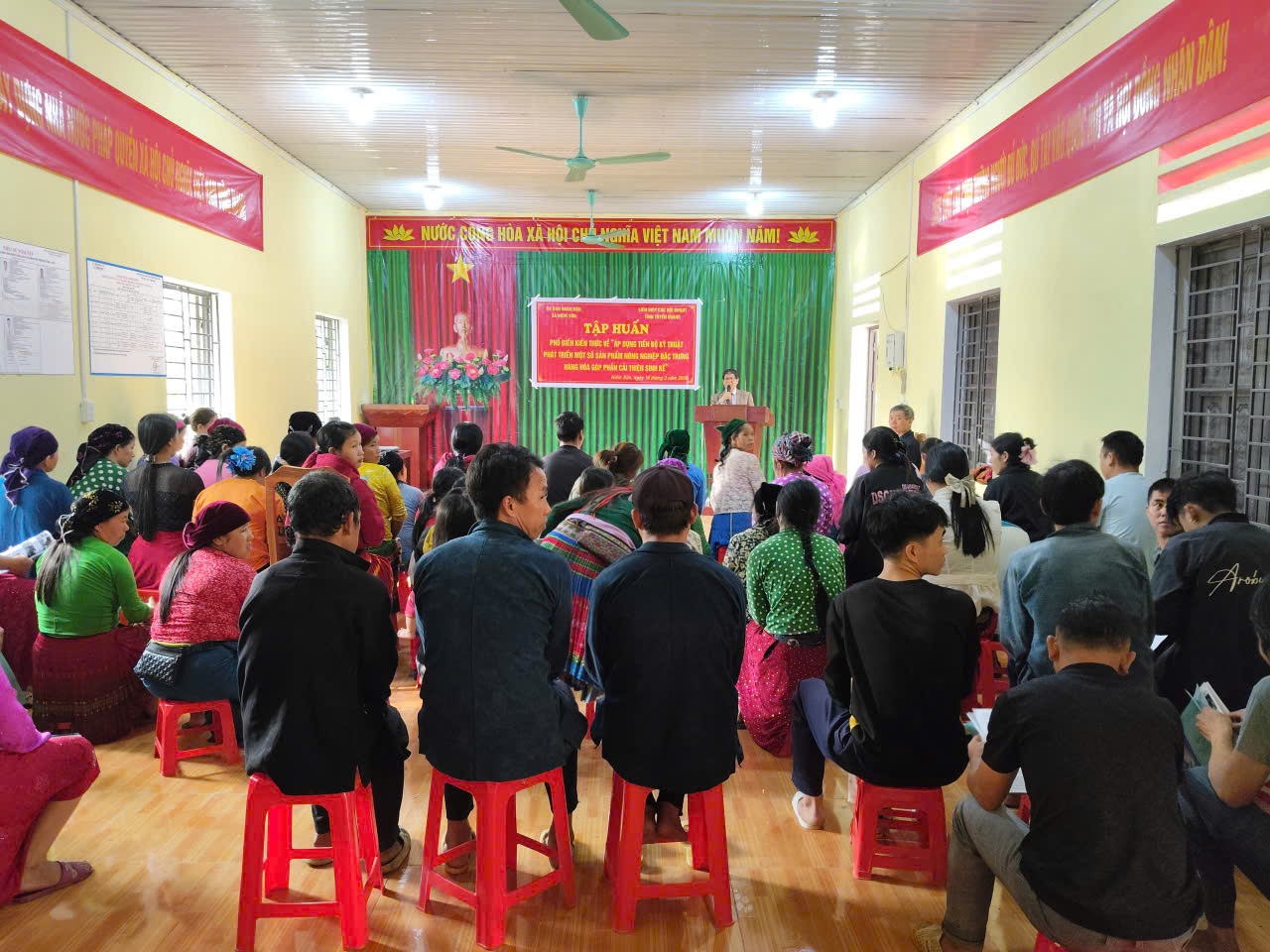 Xã Niêm Sơn mở các lớp tập huấn phổ biến kiến thức về áp dụng tiến bộ kỹ thuật phát triển một số sản phẩm Nông nghiệp đặc trưng hàng hóa góp phần cải thiện sinh kế.